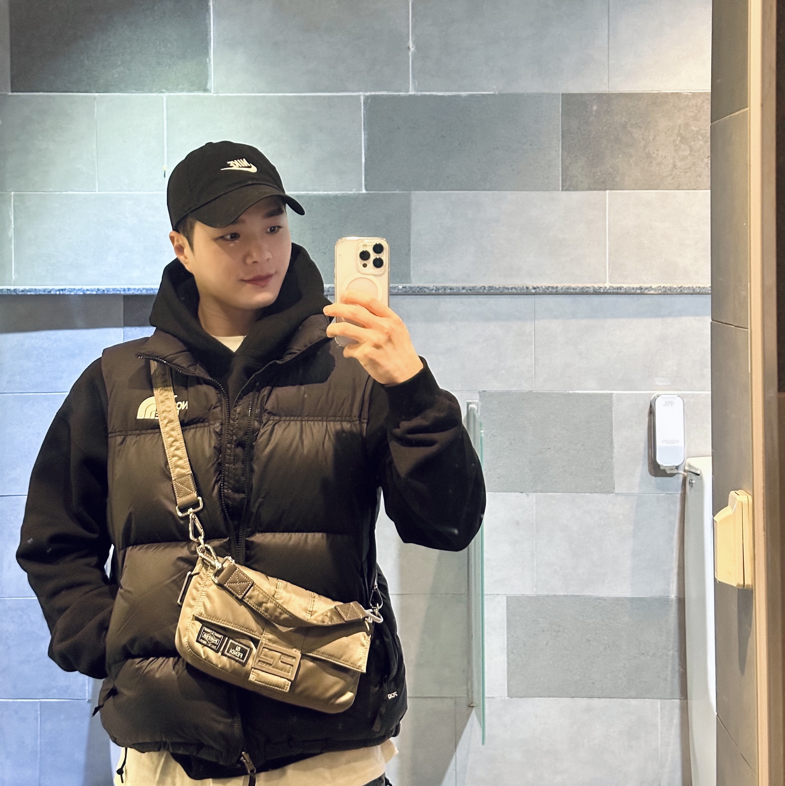 The North Face 1996 Retro Nuptse Vest Black, Fendi x Porter Nylon Pouch Baguette Mini Phone Case Grey 착용 스타일