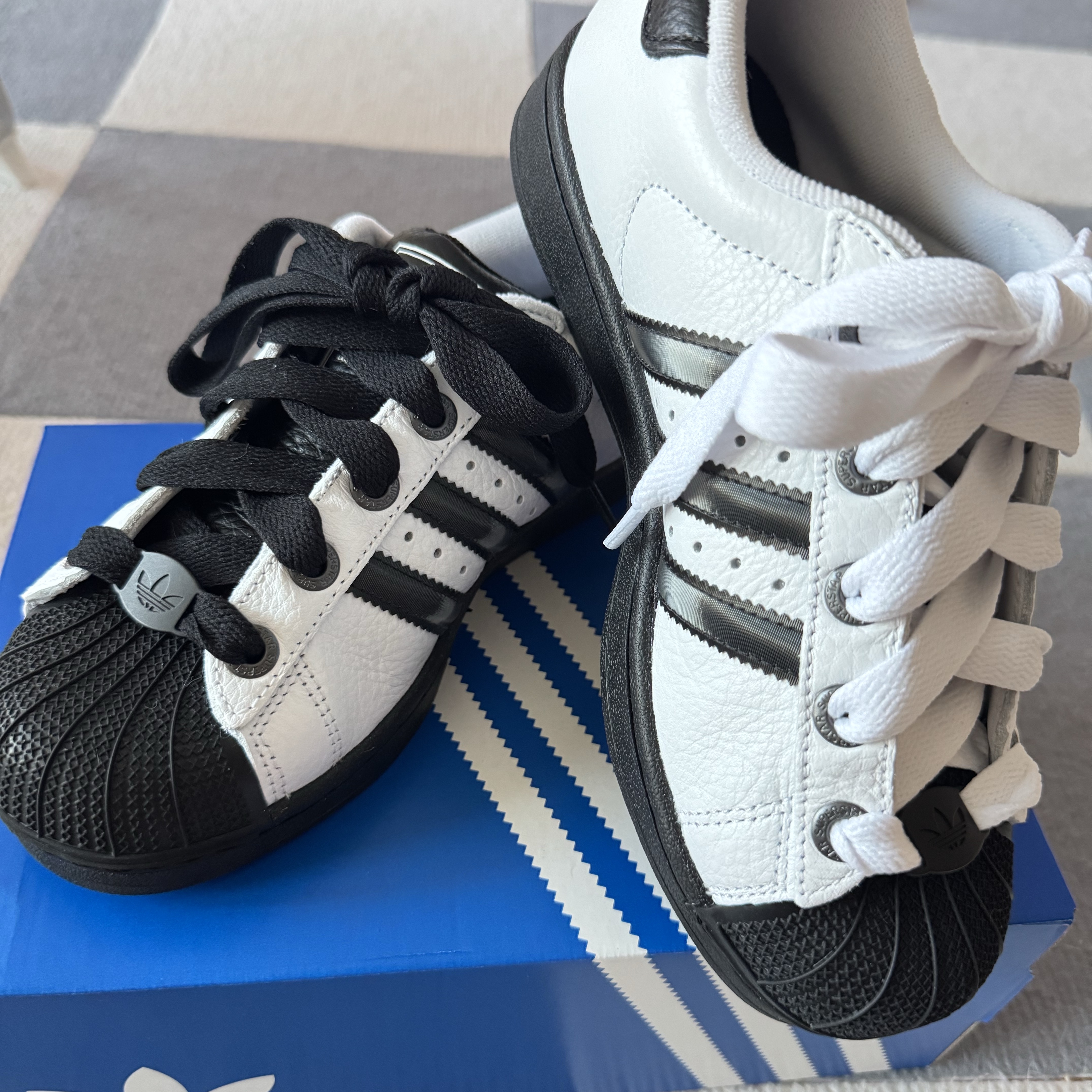 Adidas Superstar II White Black 착용 스타일