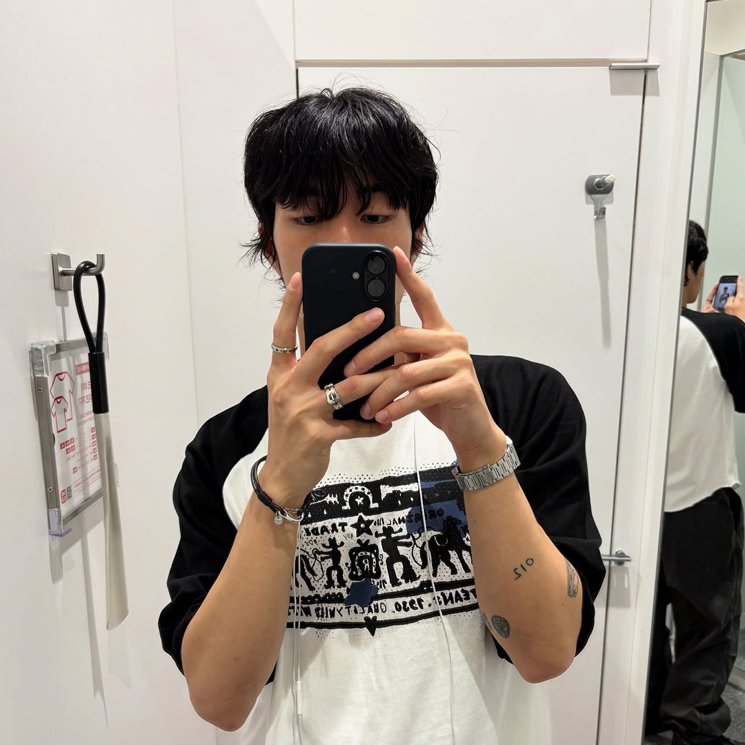 Thevinylhouse Cowboy Pictogram Raglan LS Tee White 착용 스타일