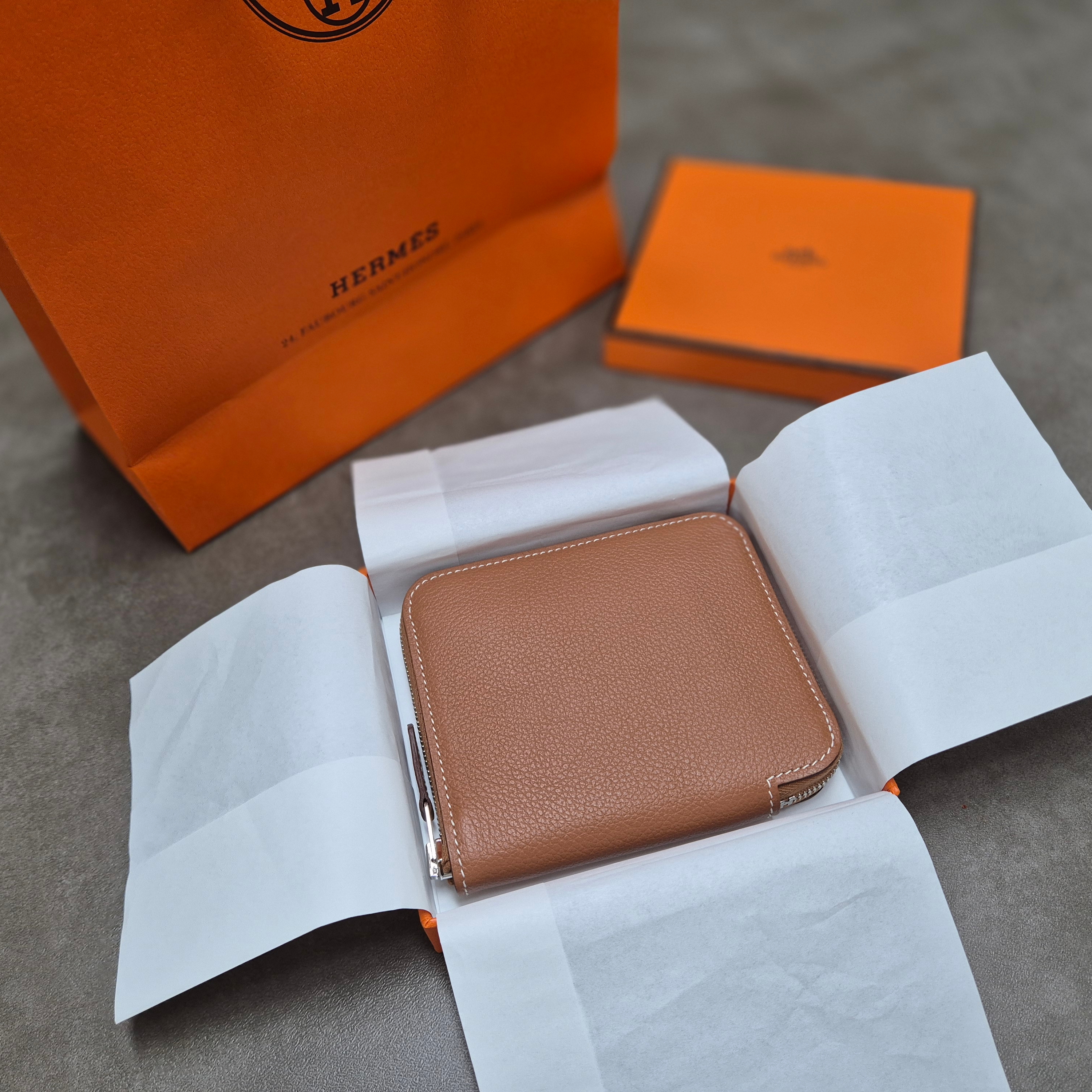 Hermes Silk'In Compact Wallet Epsom & Gold Jaune Citron Celeste 착용 스타일 - 2