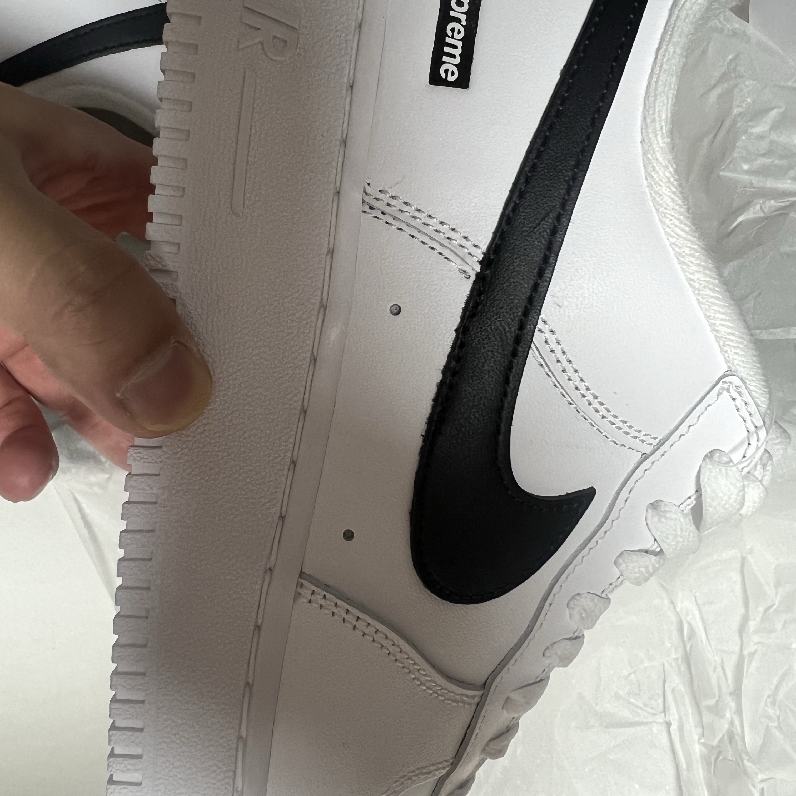 Nike x Supreme Air Force 1 Low White 착용 스타일 - 1