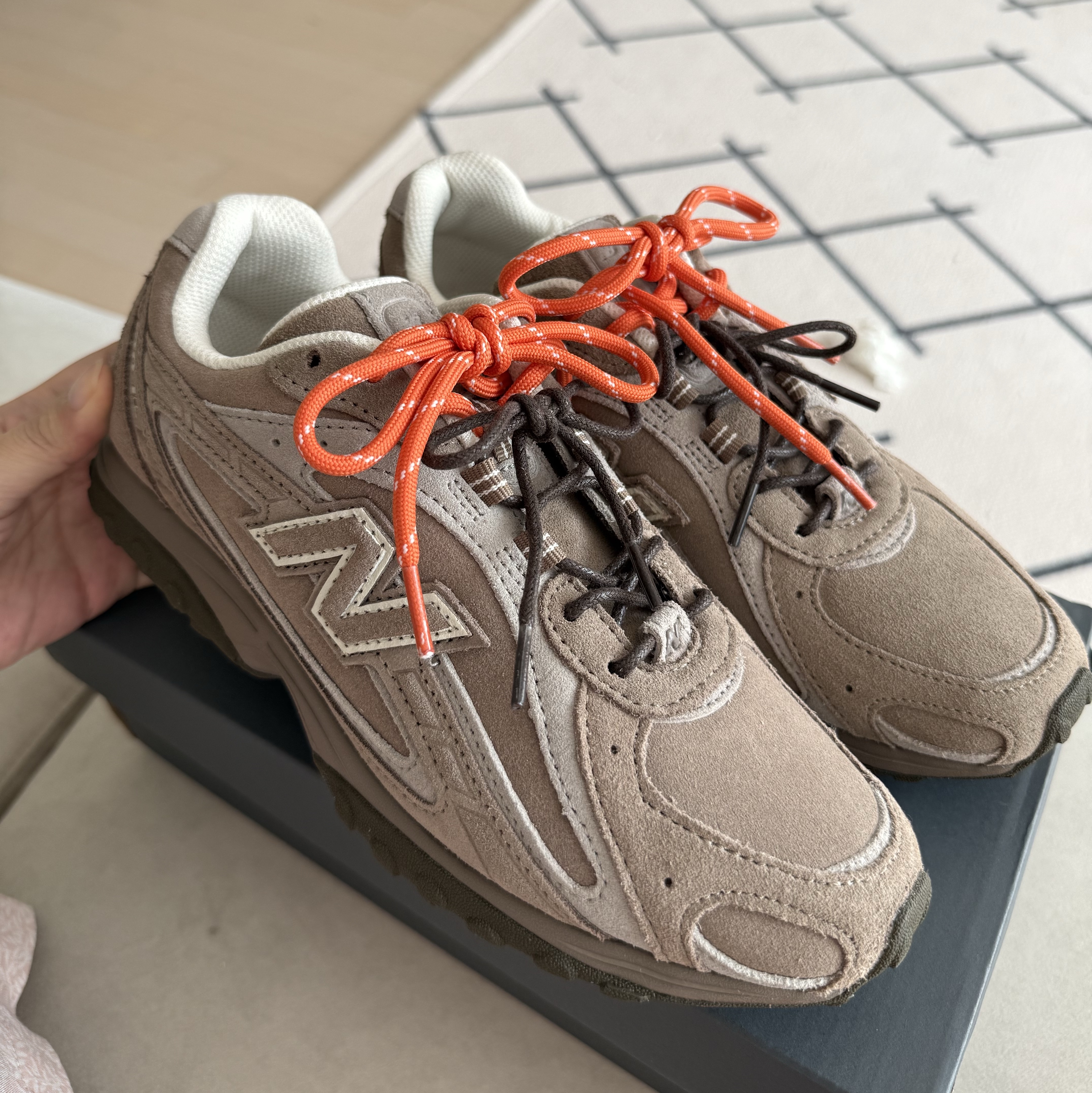 New Balance 204L Suede Mushroom Arid Stone 착용 스타일 - 1