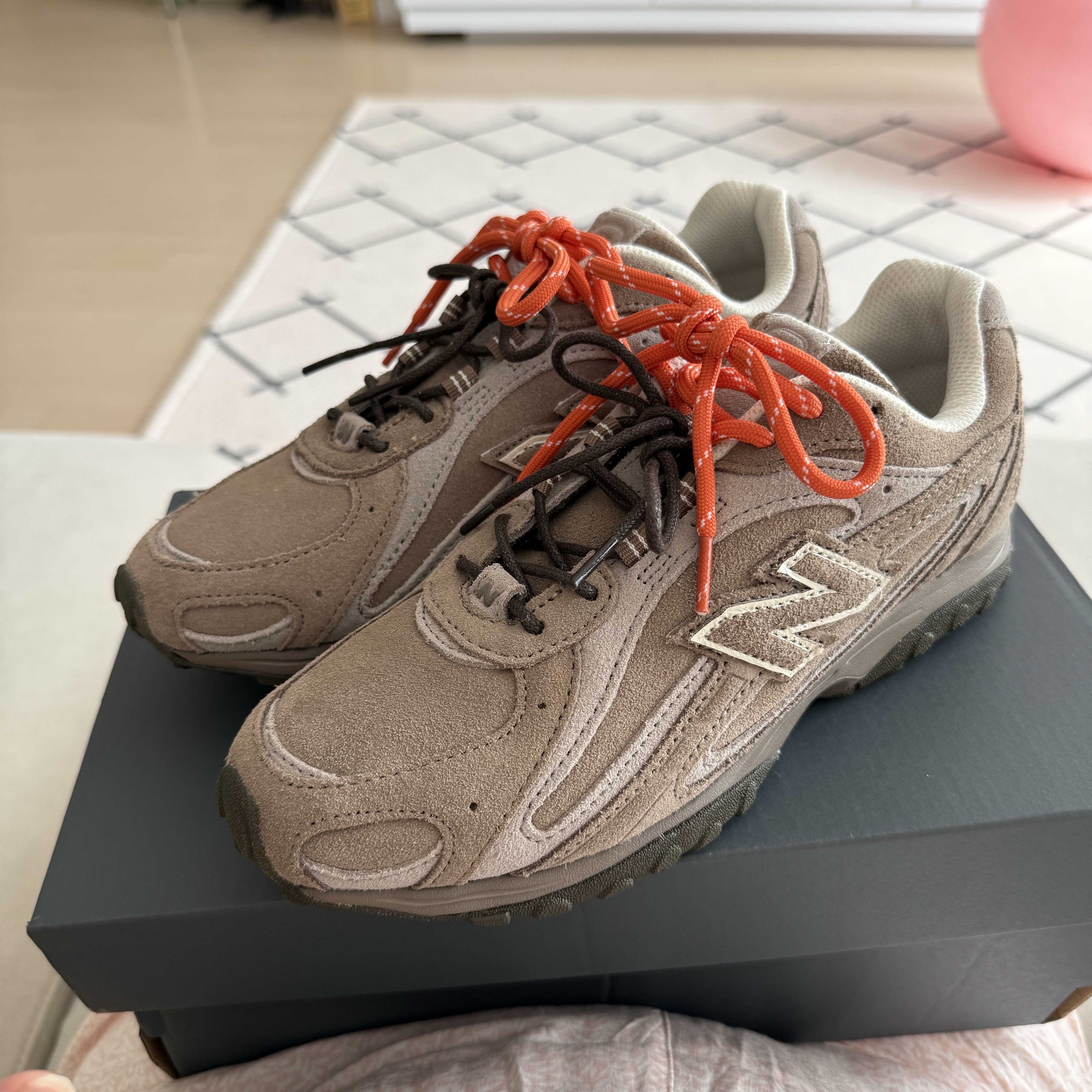 New Balance 204L Suede Mushroom Arid Stone 착용 스타일 - 2