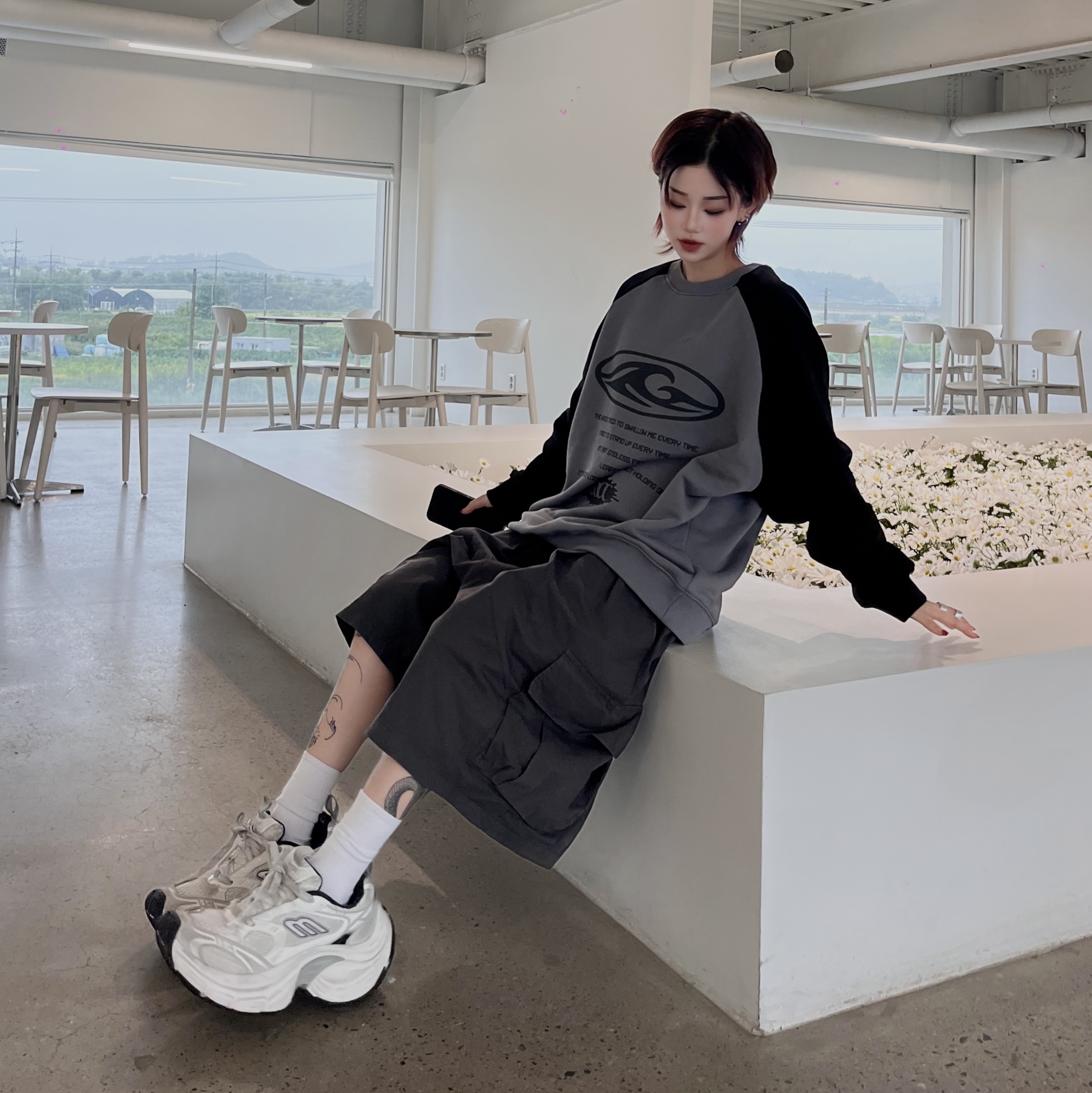 Balenciaga 10XL Sneakers White Grey Silver Black 착용 스타일 - 3