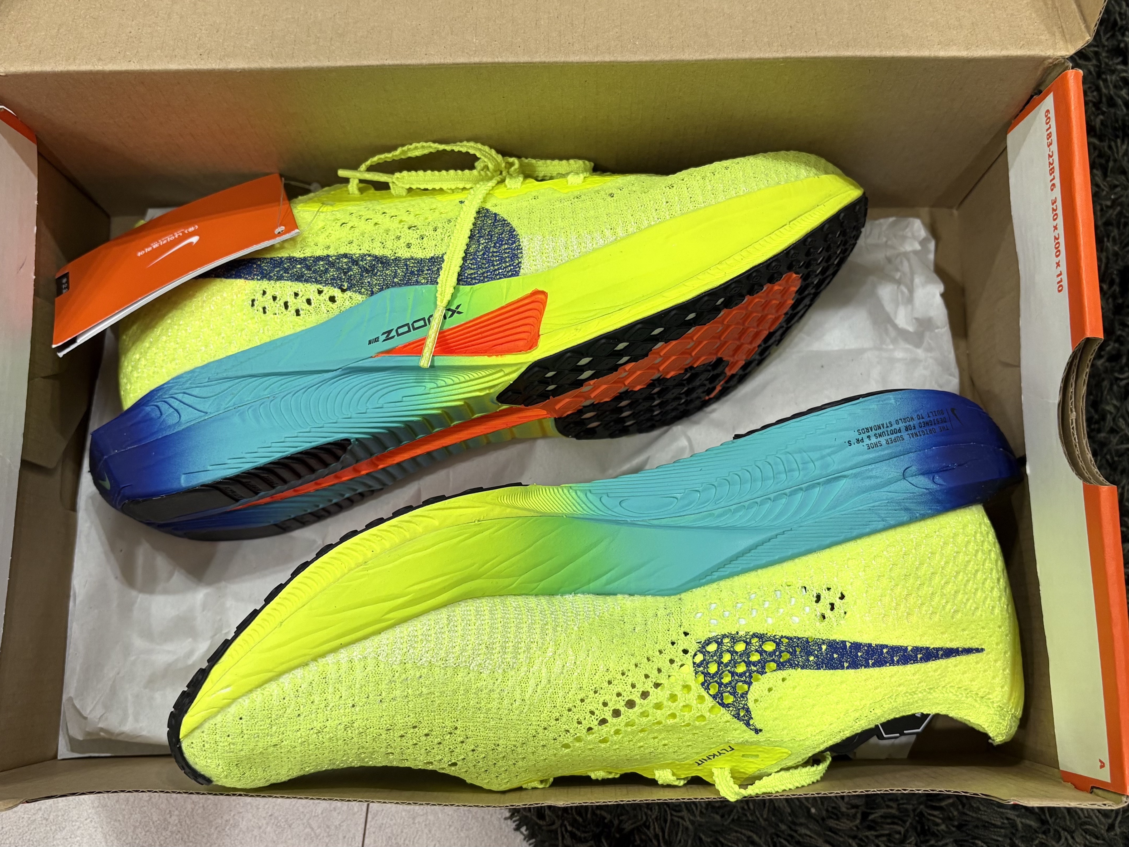 Nike ZoomX Vaporfly Next% 3 Volt Scream Green 착용 스타일 - 5