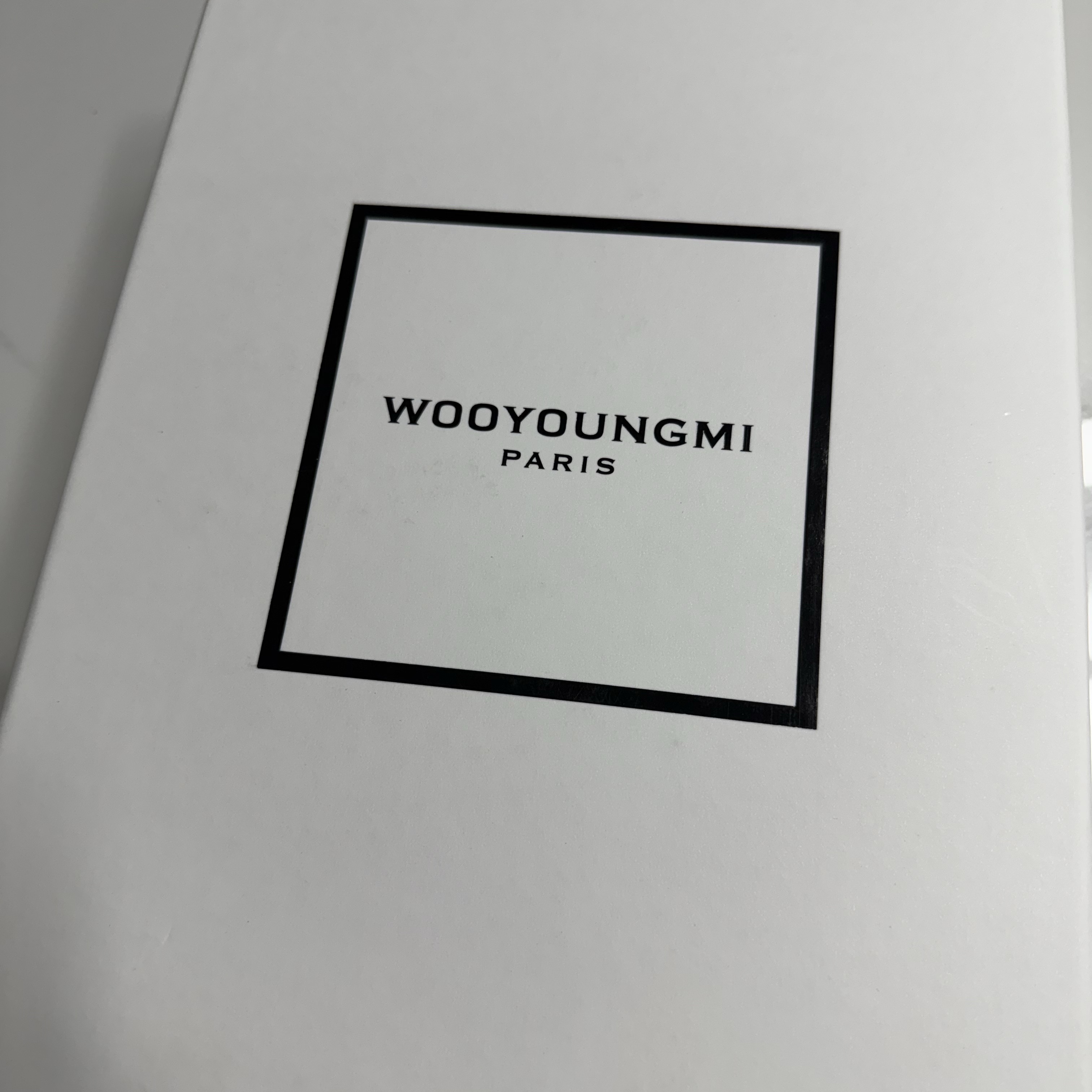 Wooyoungmi Square Mini Bag Black 착용 스타일 - 1