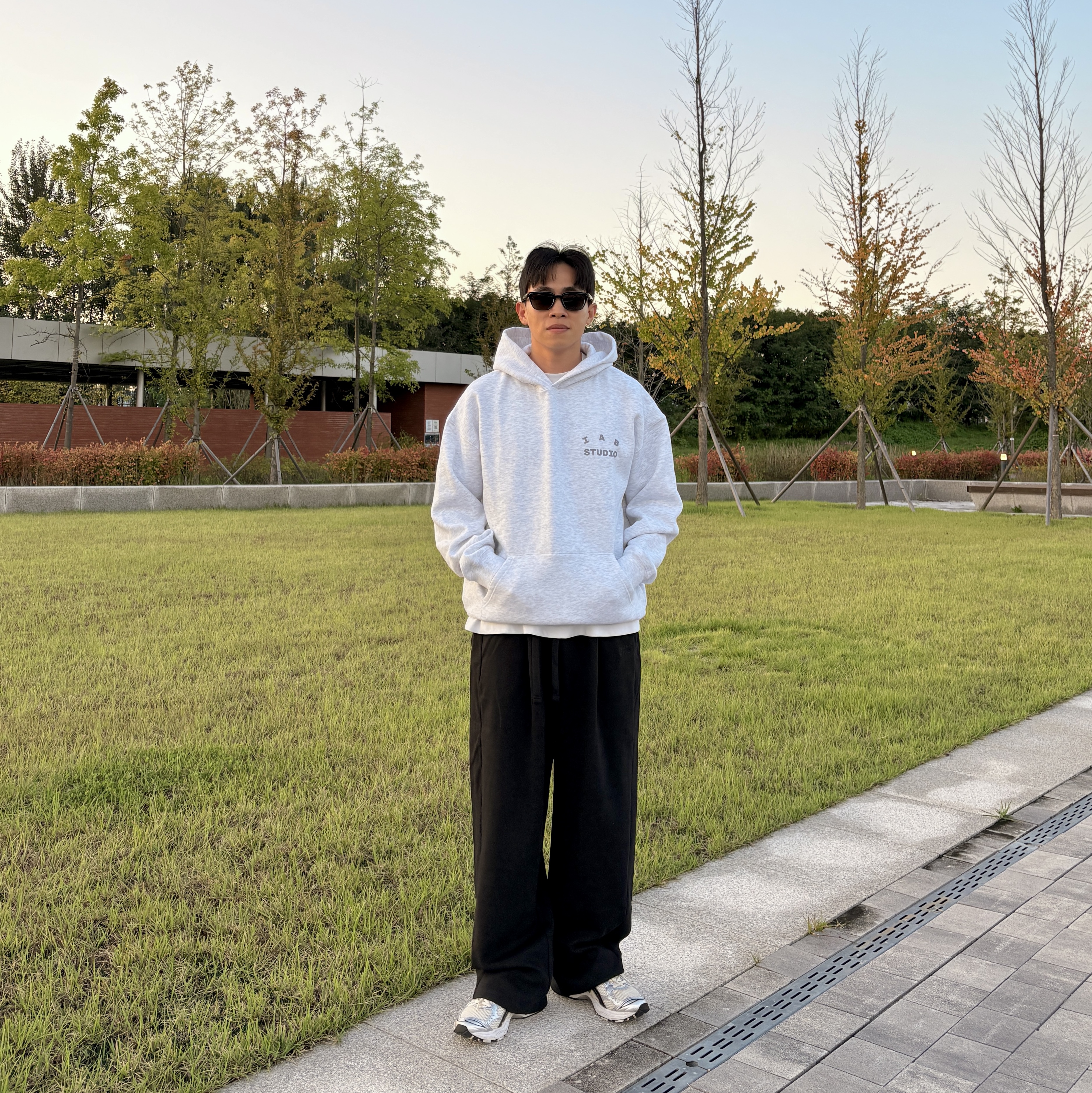 Gentle Monster Hovo 01 Black, IAB Studio Hoodie Light Gray 착용 스타일 - 2