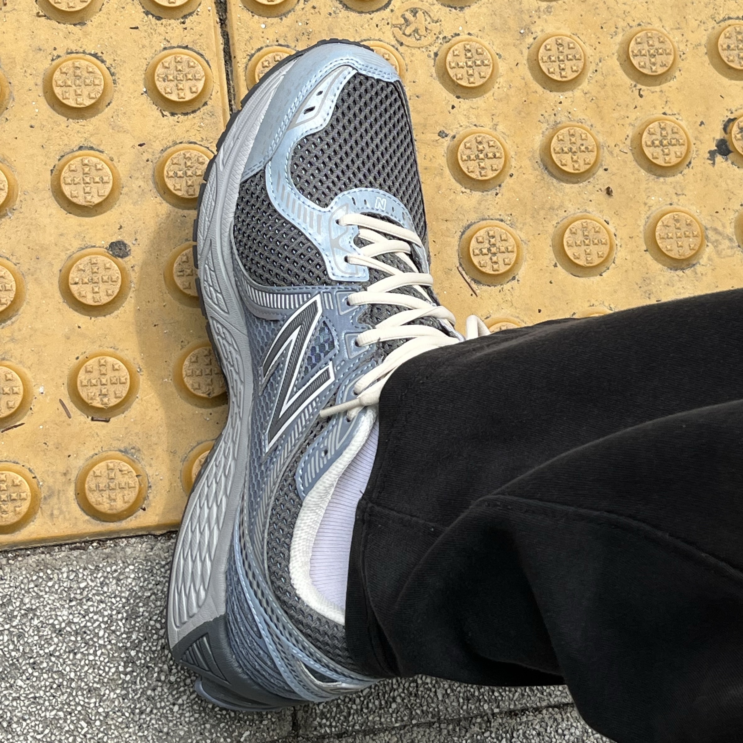 New Balance 860v2 Arctic Grey Starlight 착용 스타일 - 1