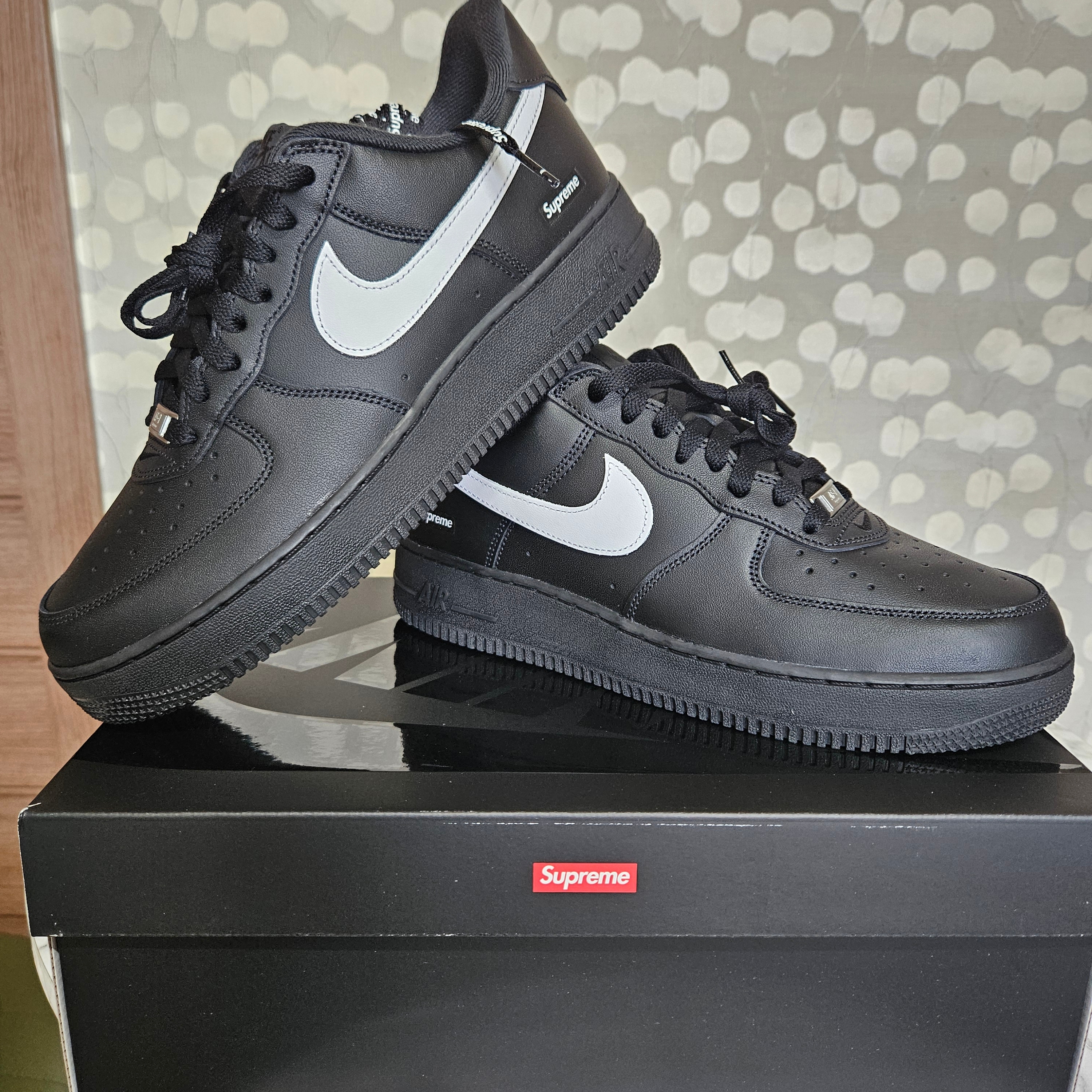 Nike x Supreme Air Force 1 Low Black 착용 스타일 - 3