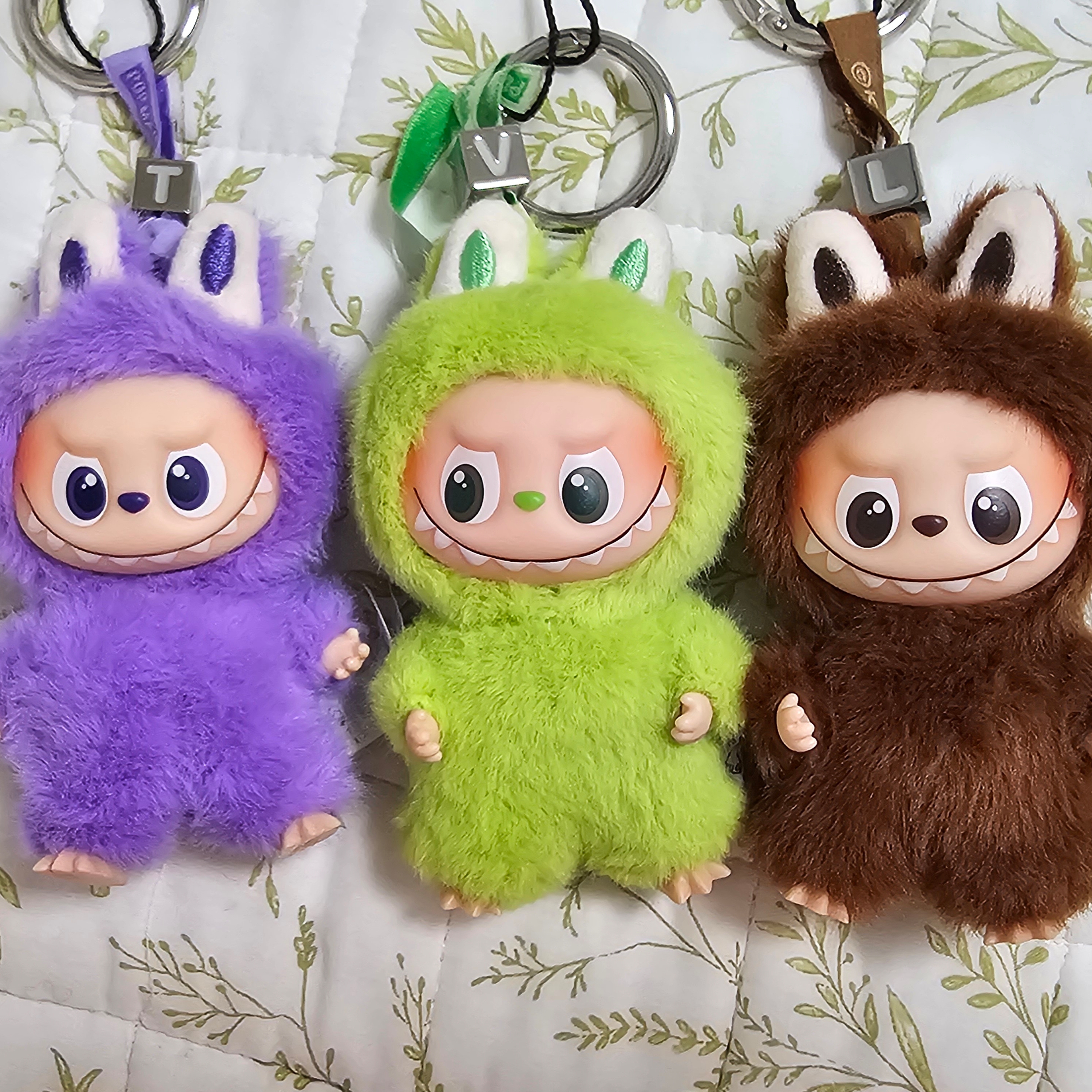 Pop Mart Labubu The Monsters Pin For Love Series Vinyl Plush Pendant (A-M) L (Opened Case), Pop Mart Labubu The Monsters Pin For Love Series Vinyl Plush Pendant (N-Z) V (Opened Case) 착용 스타일