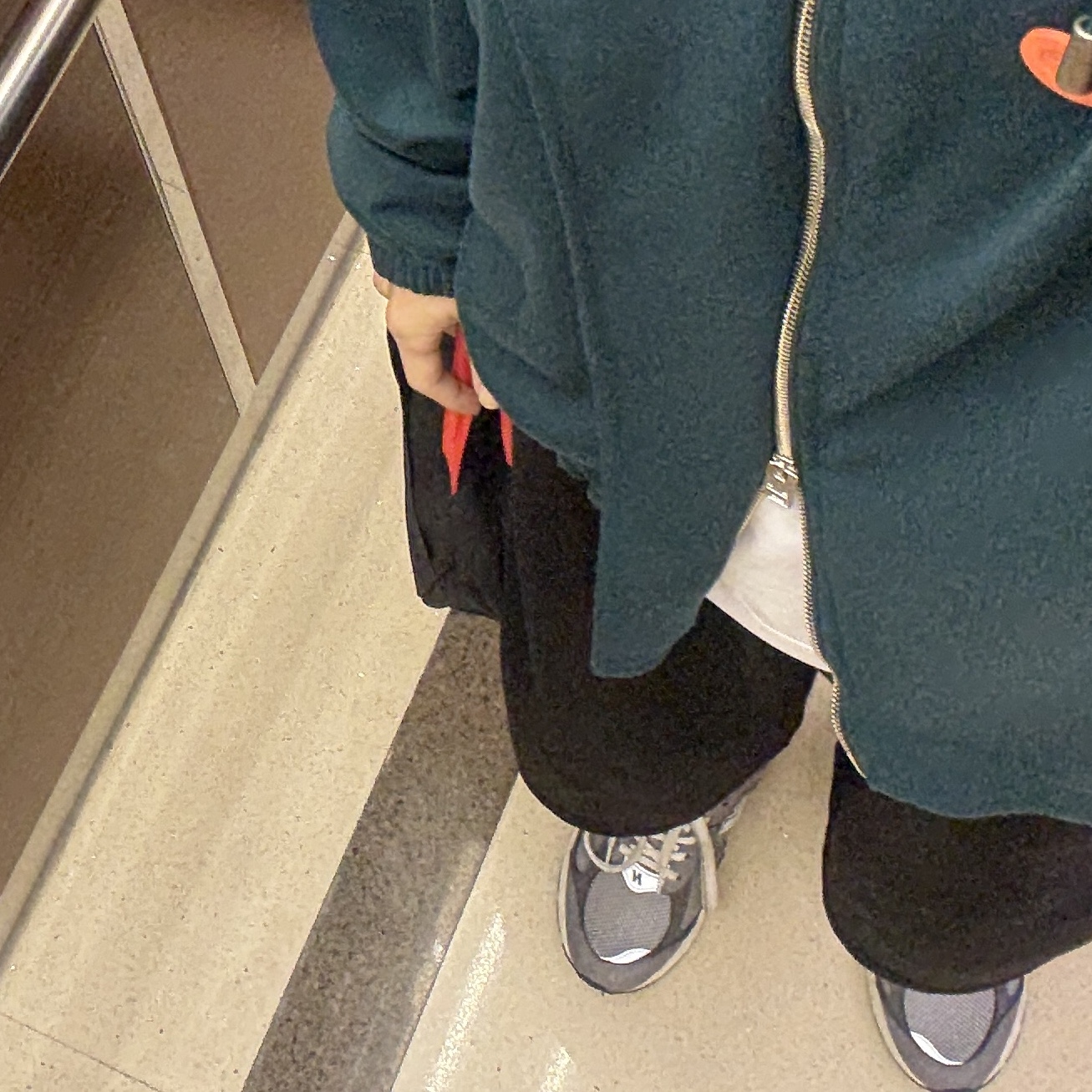 New Balance 2002R Premium Vintage Grey 착용 스타일