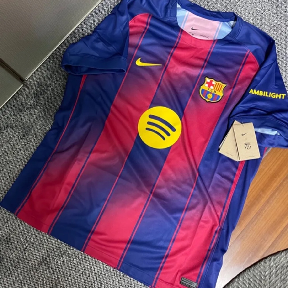 Nike FC Barcelona 2025/26 Stadium Home Dri-Fit Football Replica Jersey Deep Royal Blue Noble Red (Non Marking Ver.) 착용 스타일