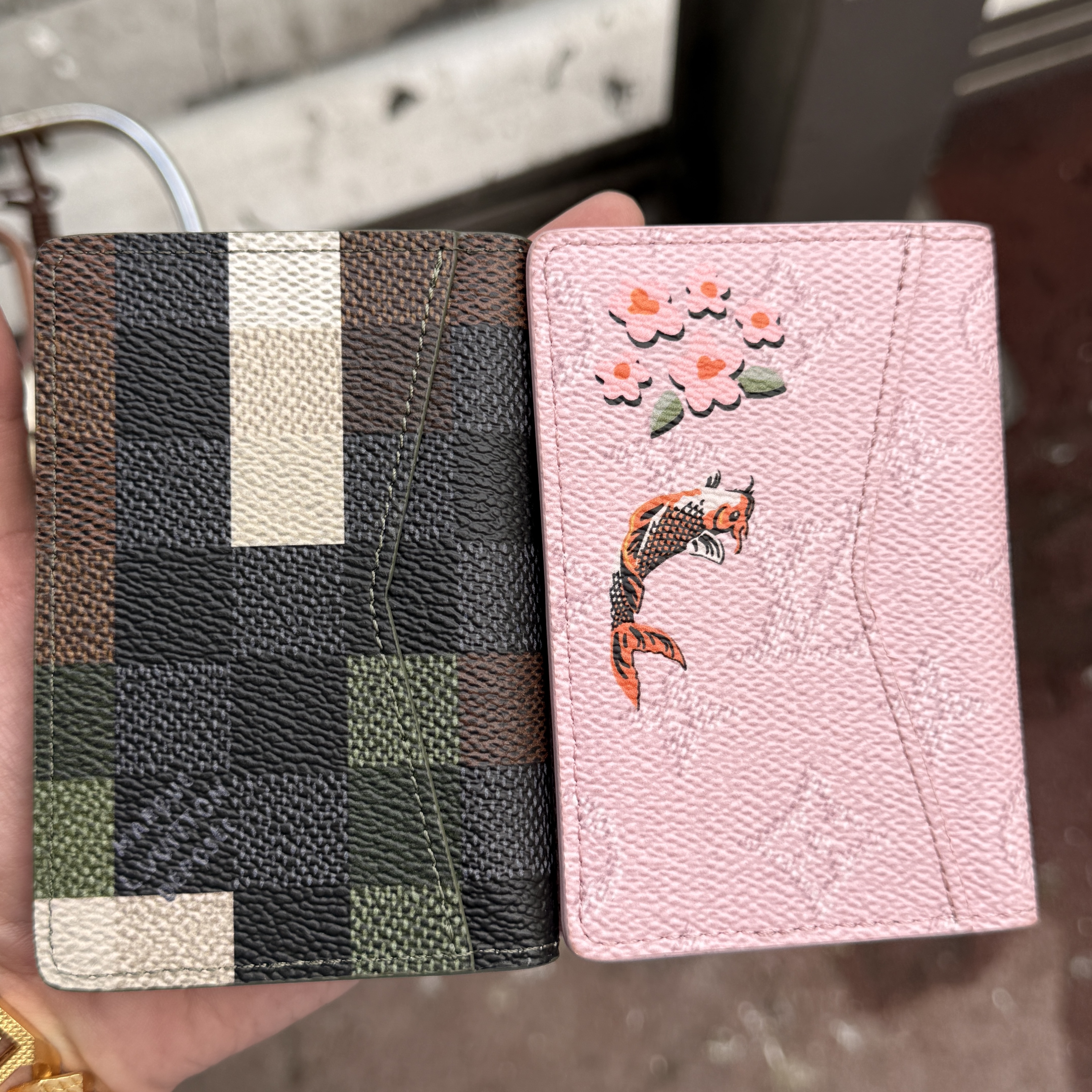 Louis Vuitton Pocket Organizer Damoflage Green, Louis Vuitton Pocket Organizer Pink 착용 스타일 - 3