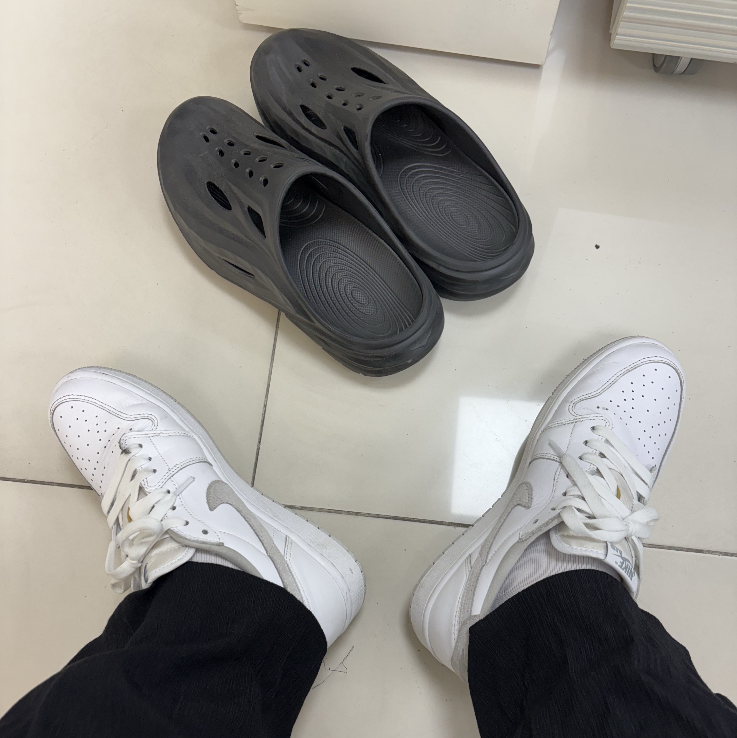 Jordan 1 Low OG Neutral Grey, Hoka Ora Recovery Mule Black 착용 스타일