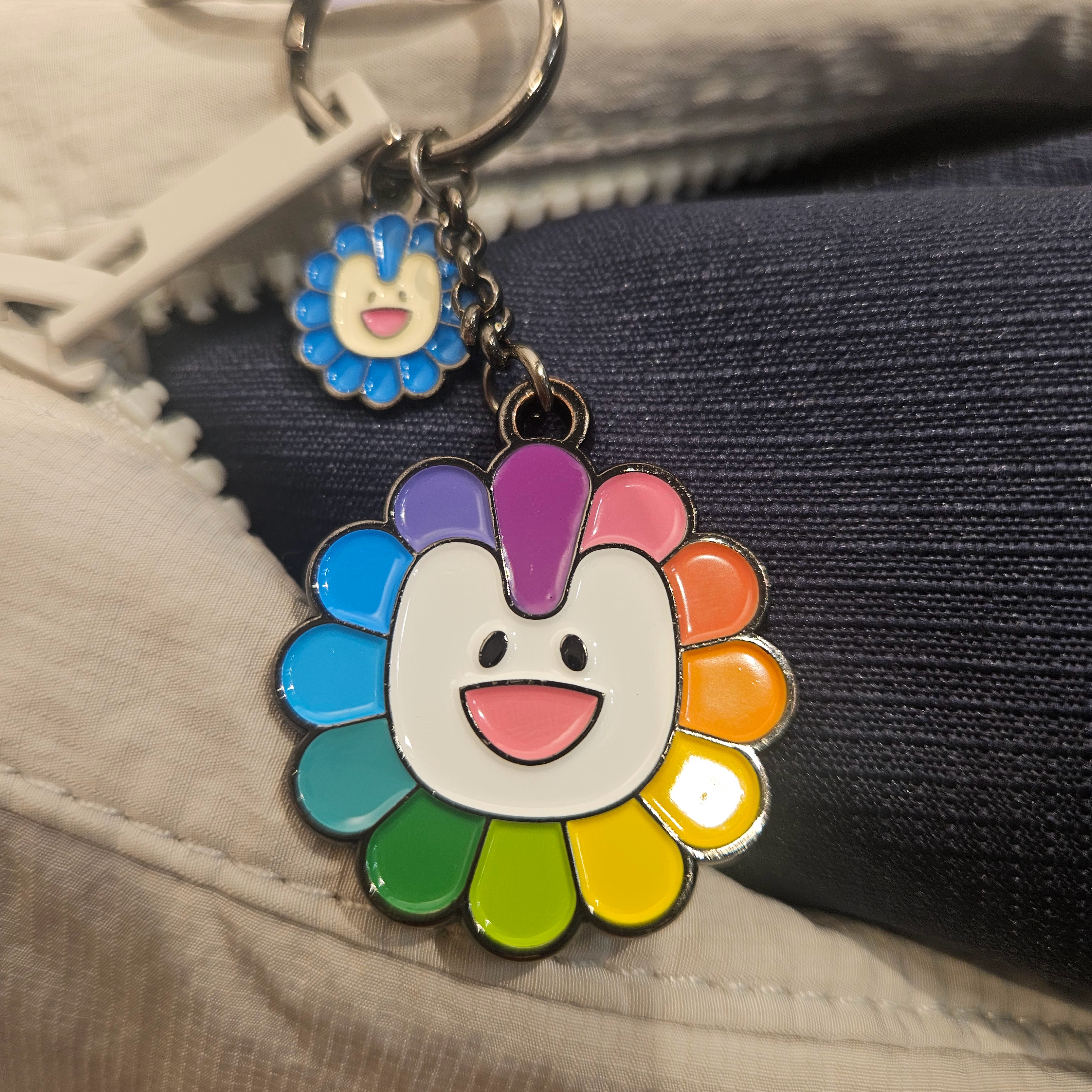 NewJeans x Murakami Metal Keyring Flower, Pop Mart Labubu The Monsters Pin For Love Series Vinyl Plush Pendant (N-Z) T (Opened Case) 착용 스타일 - 1
