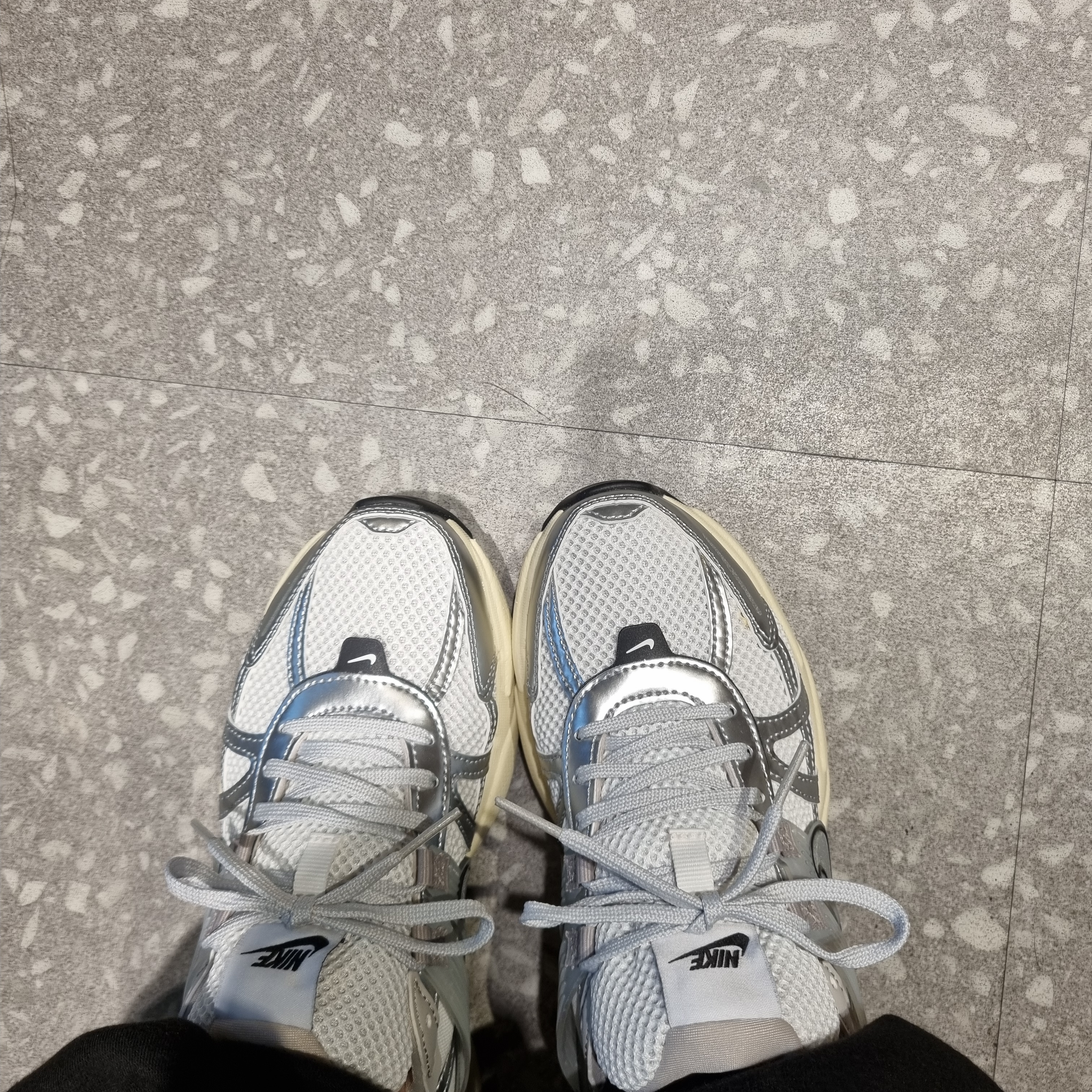 Nike V2K Run Summit White Metallic Silver 착용 스타일