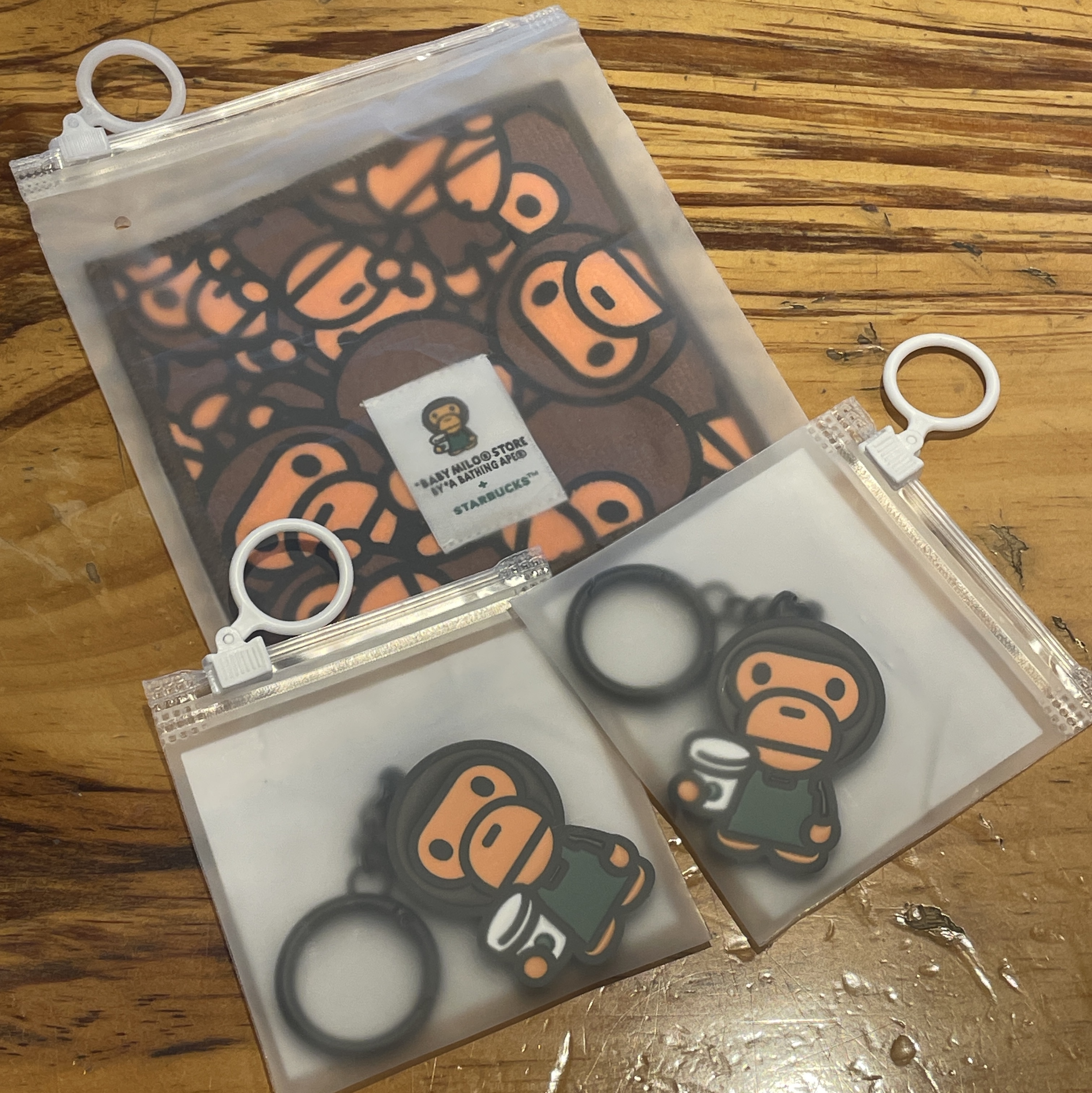 Starbucks x BAPE Baby Milo Coaster, Starbucks x BAPE Baby Milo Keychain 착용 스타일