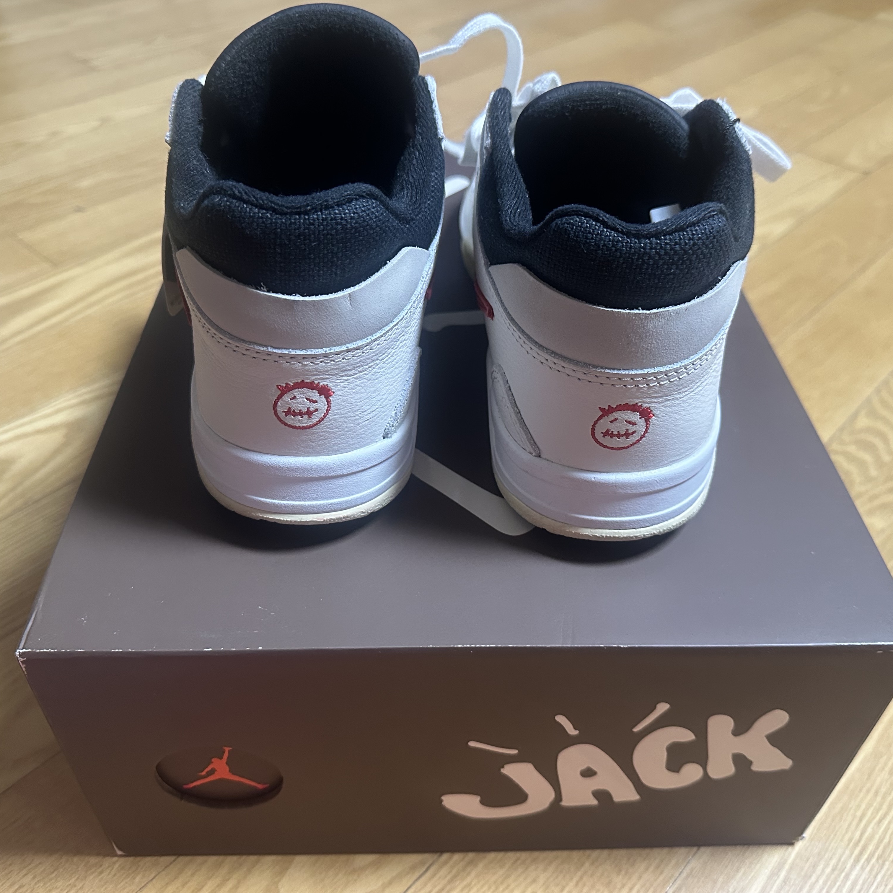 Jordan x Travis Scott Jumpman Jack TR University Red, Jordan x Travis Scott Jumpman Jack TR Black and Dark Mocha 착용 스타일 - 3