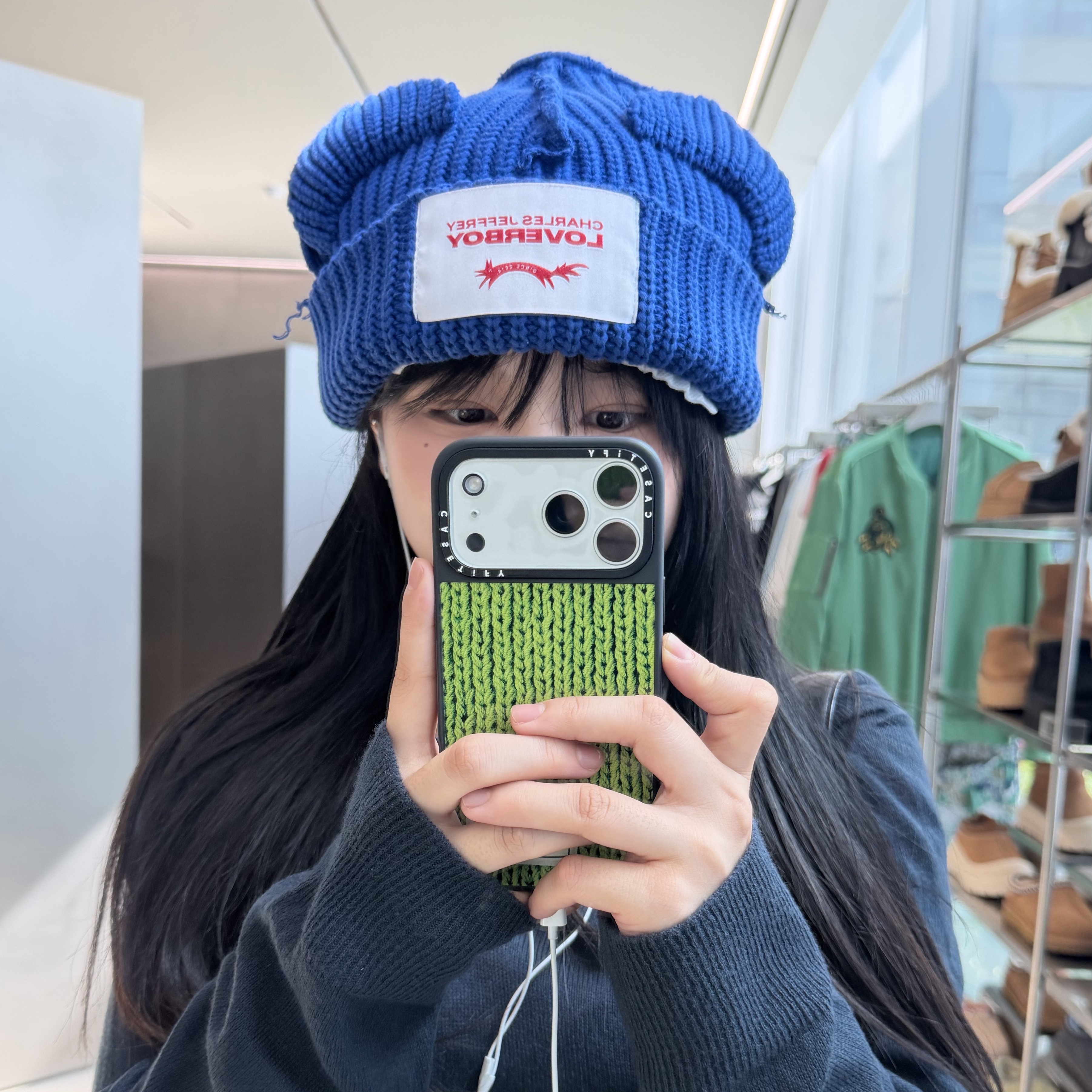 Charles Jeffrey Loverboy Chunky Ears Beanie Blue, Apple iPhone 17 Pro Max 256GB Silver 착용 스타일