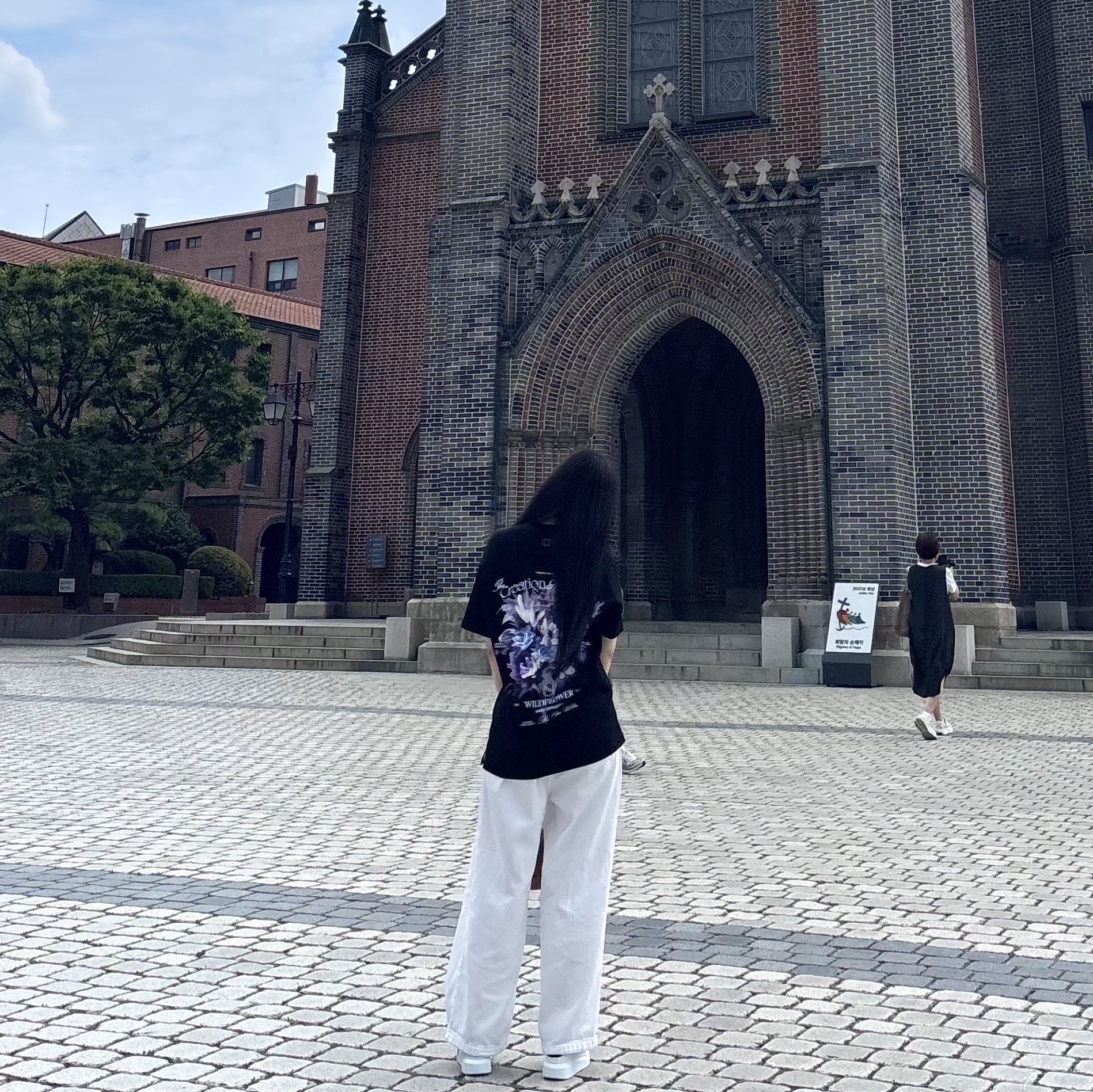 Wooyoungmi Flower Back Logo T-Shirt Black - 25SS, (W) Alexander McQueen Oversized Sneakers White Black 착용 스타일 - 1