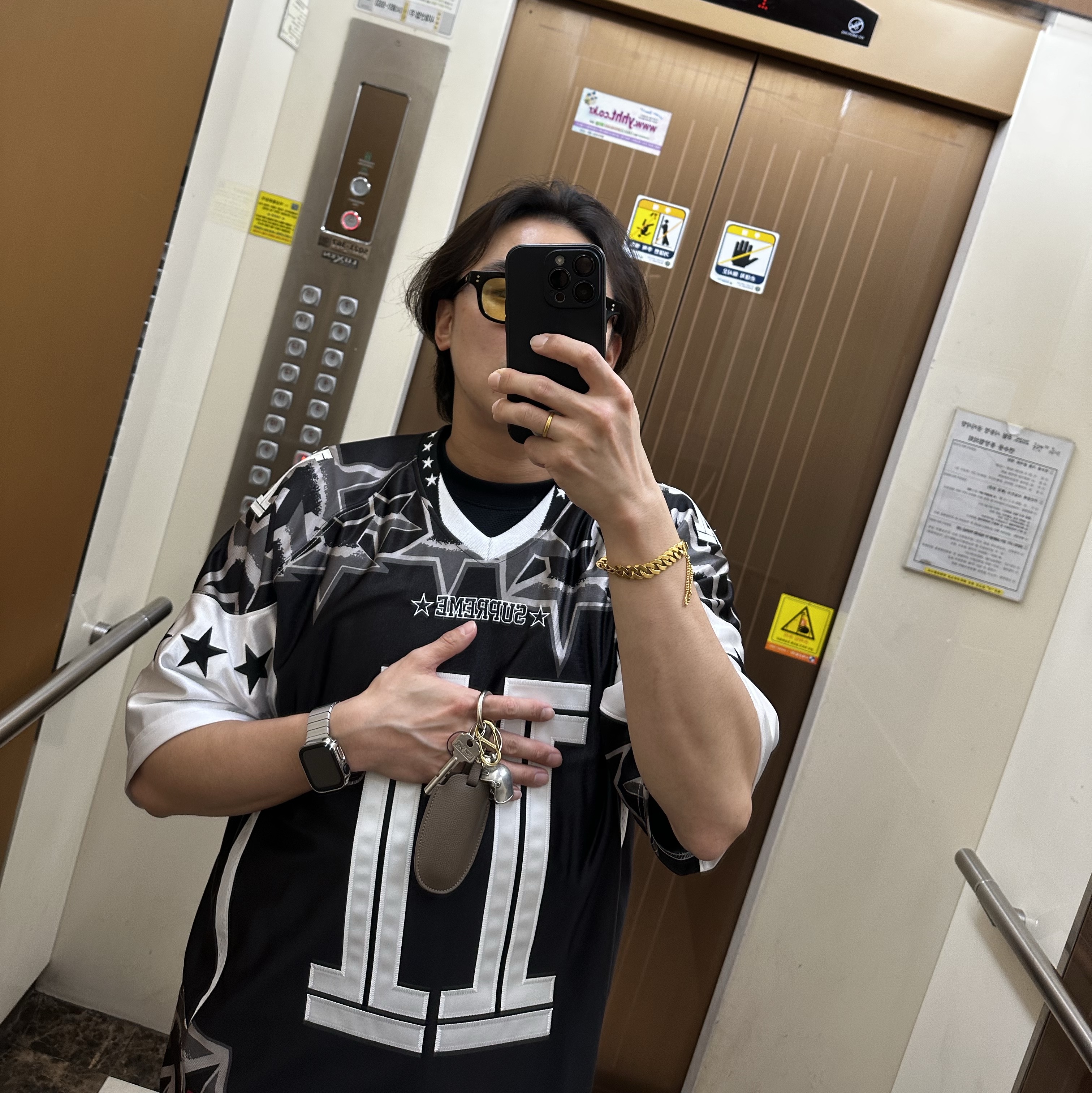 Supreme Skull Bell Keychain Silver - 25SS, Supreme Stars Football Jersey Black - 25SS 착용 스타일