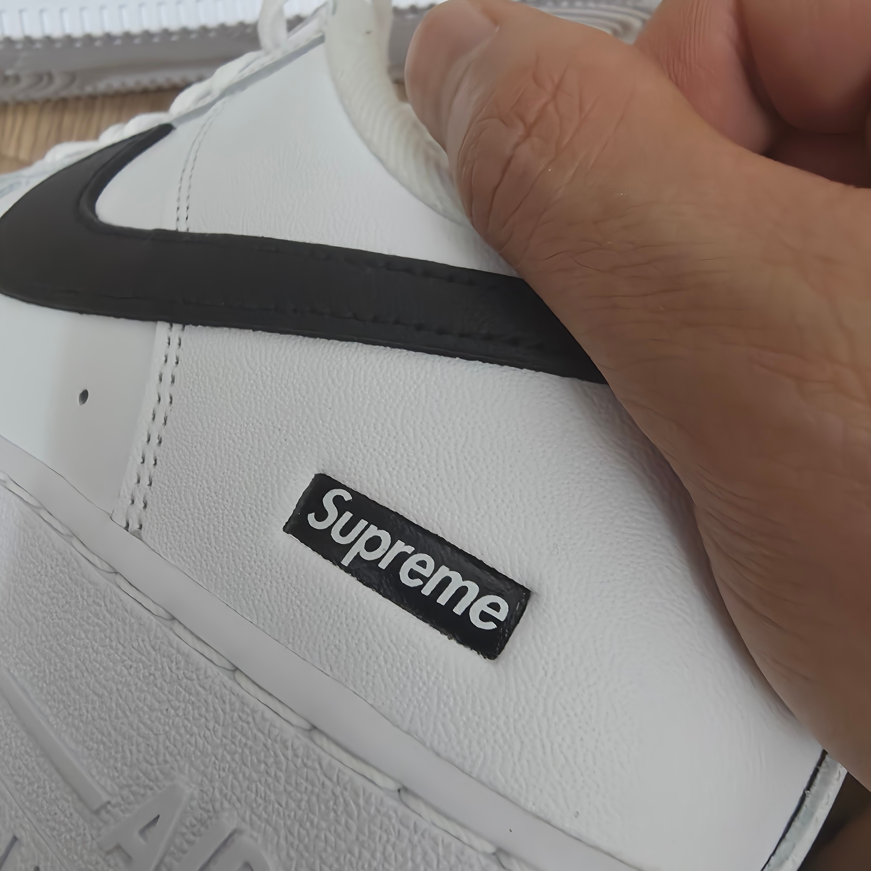 Nike x Supreme Air Force 1 Low White 착용 스타일 - 3