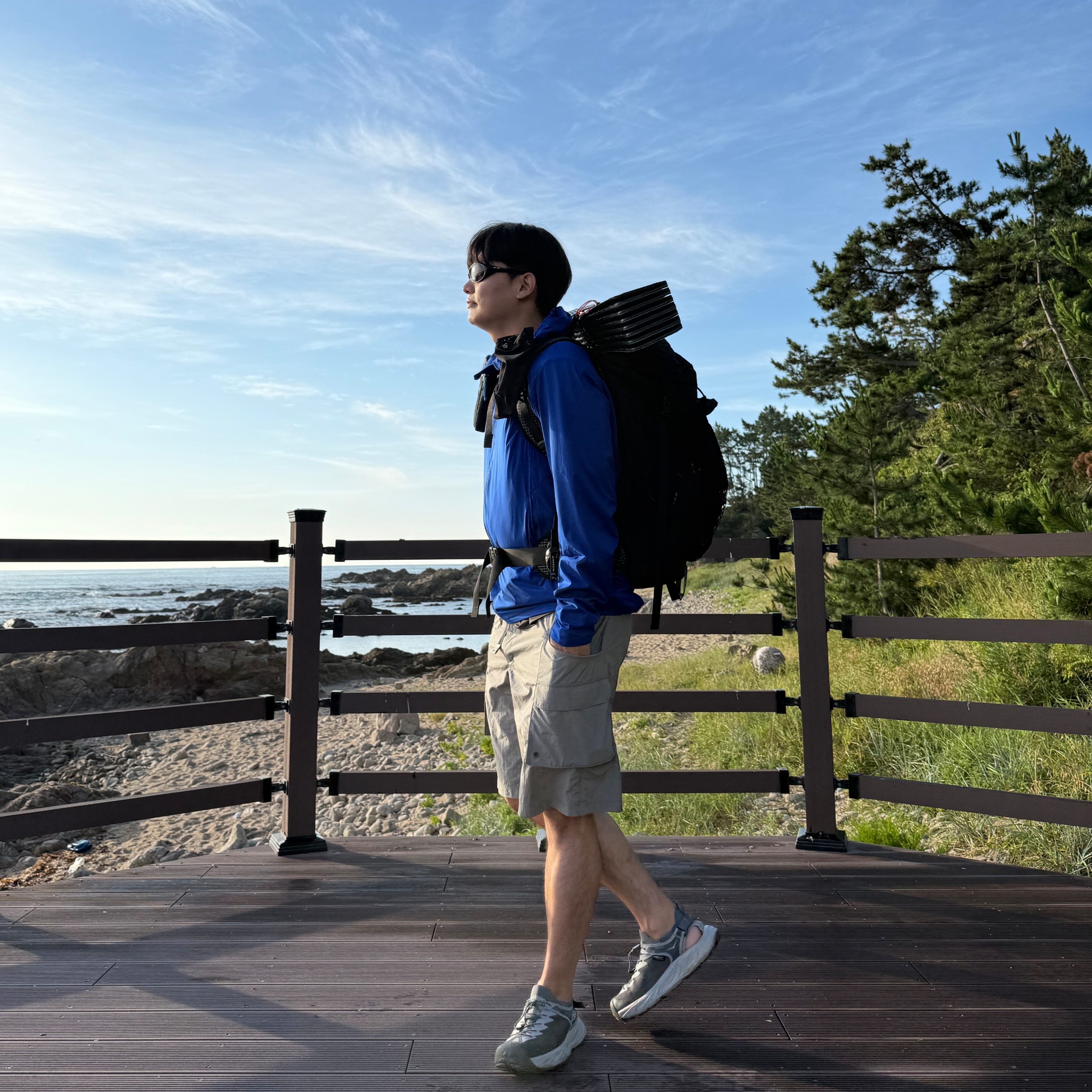 Arc'teryx Atom SL Hoody Vitality II, Oakley Eye Jacket Redux Matte Black Frame Prizm Grey Lenses High Bridge Fit 착용 스타일