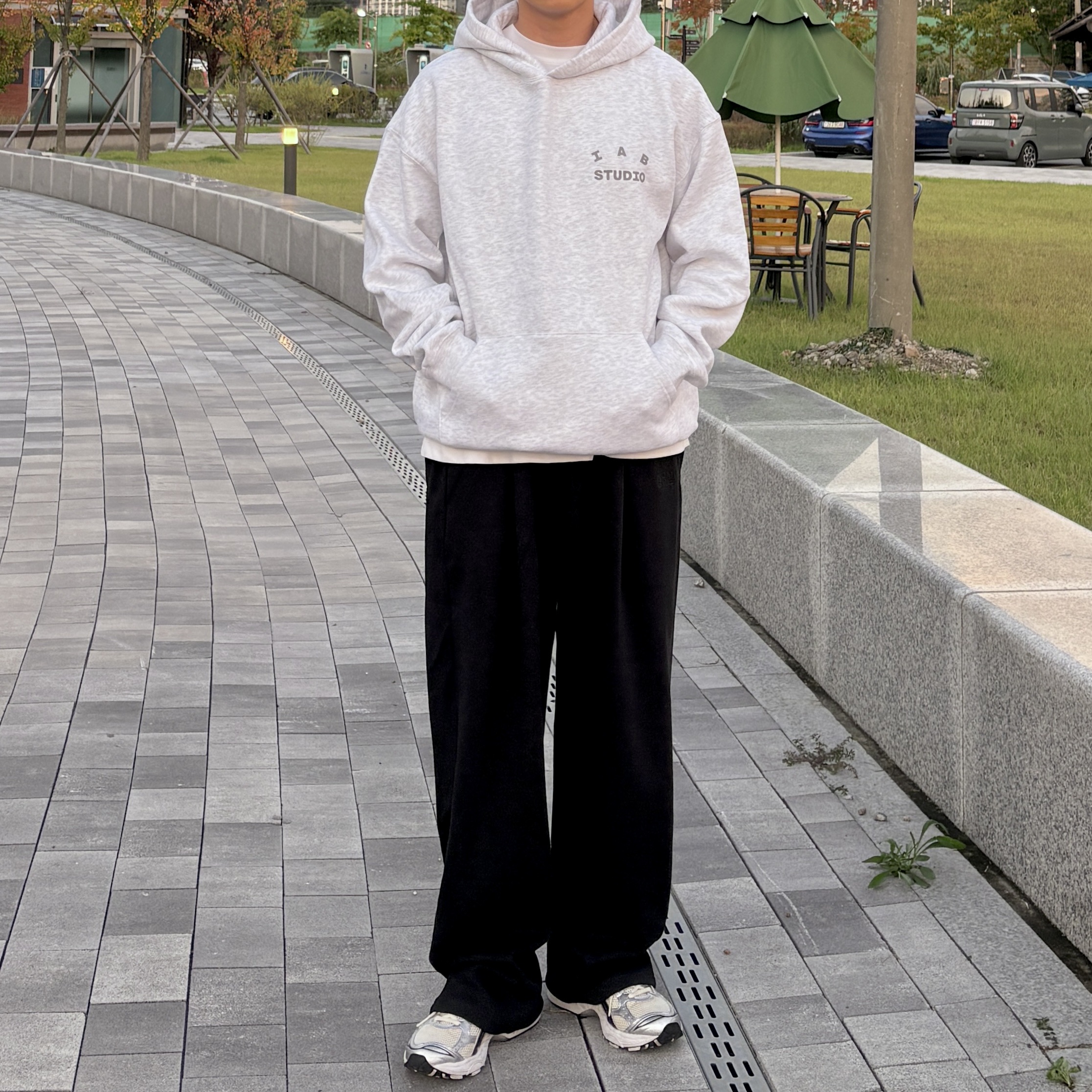 Gentle Monster Hovo 01 Black, IAB Studio Hoodie Light Gray 착용 스타일 - 4