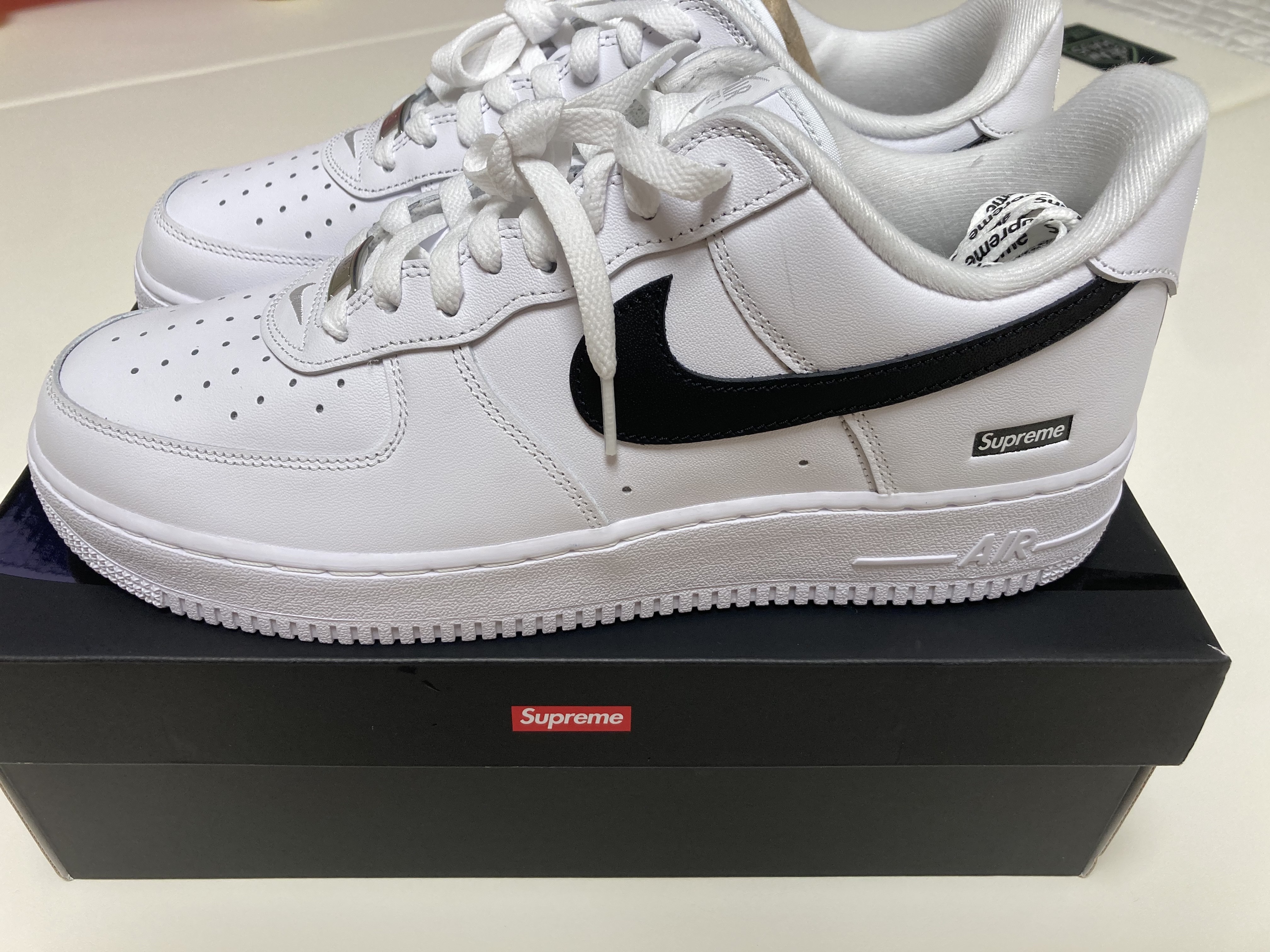 Nike x Supreme Air Force 1 Low White 착용 스타일 - 1