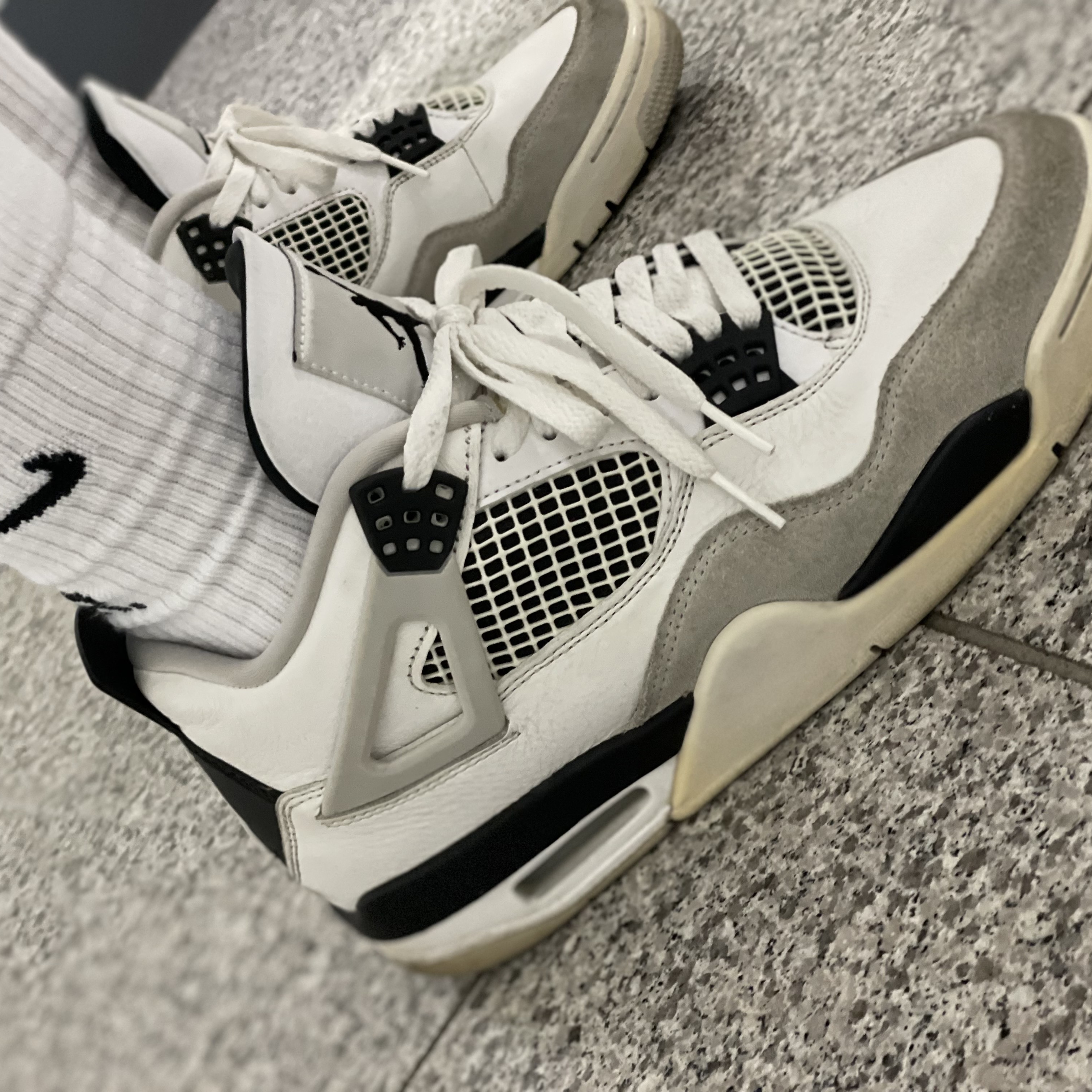 Jordan 4 Retro White and Black 착용 스타일 - 1
