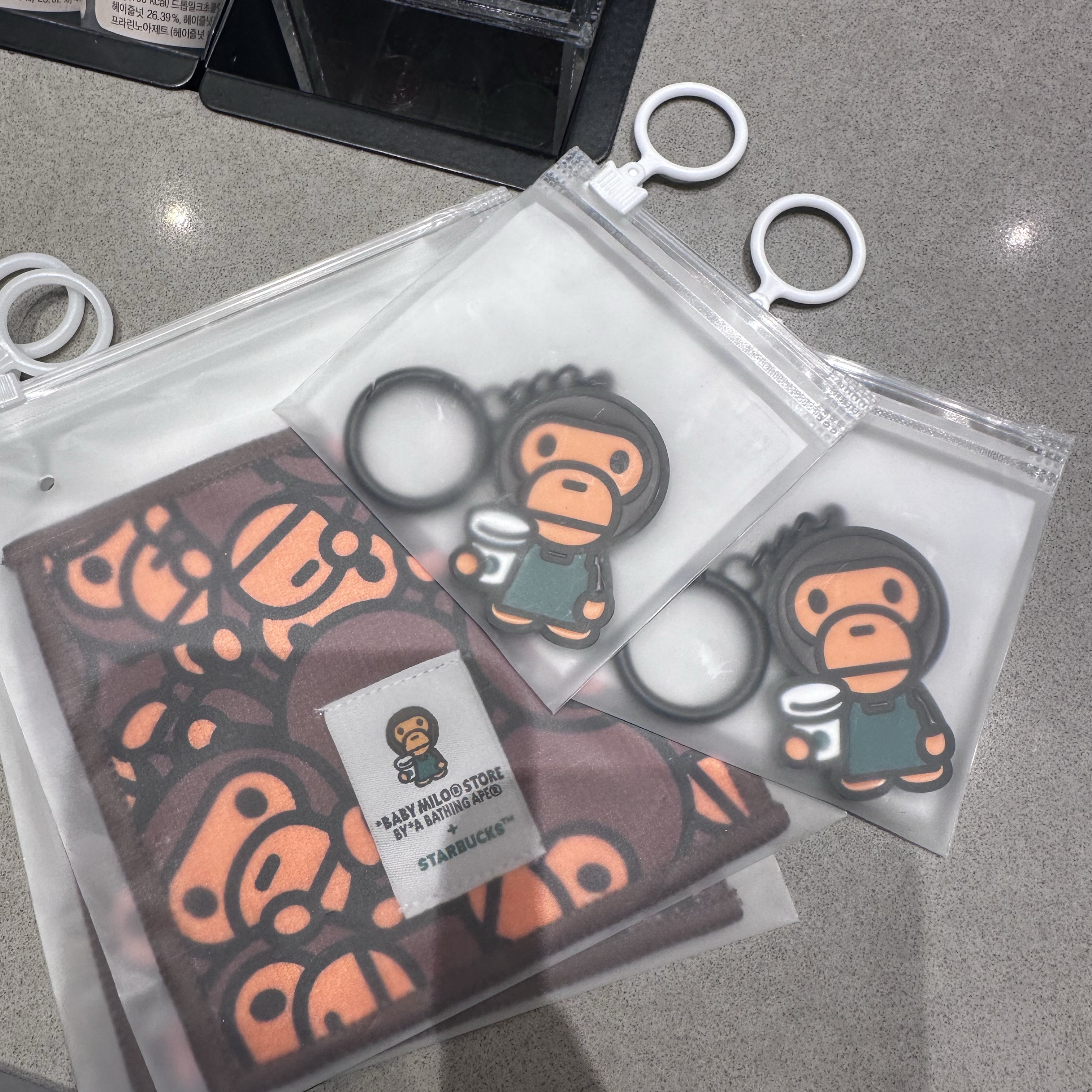 Starbucks x BAPE Baby Milo Coaster 착용 스타일