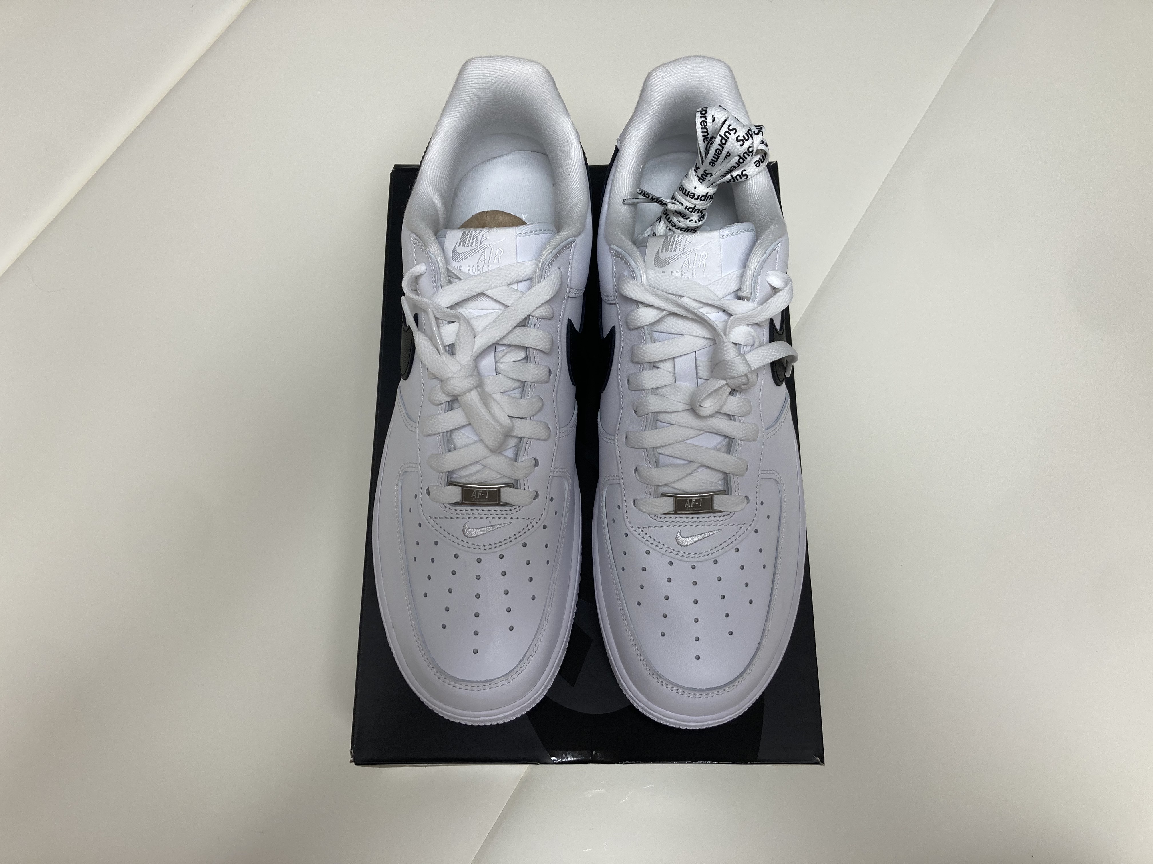 Nike x Supreme Air Force 1 Low White 착용 스타일 - 2