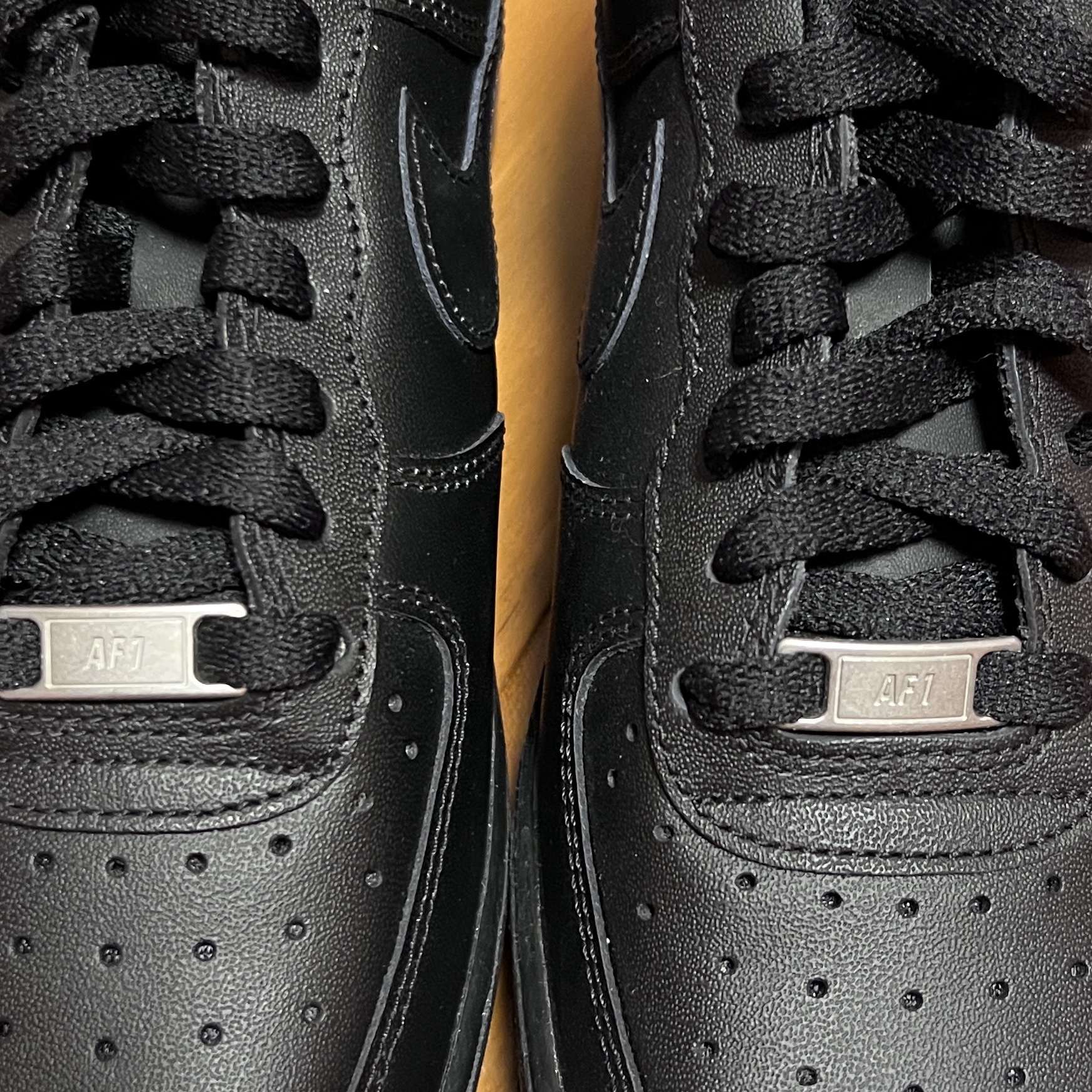 Nike Air Force 1 '07 Low Triple Black 착용 스타일