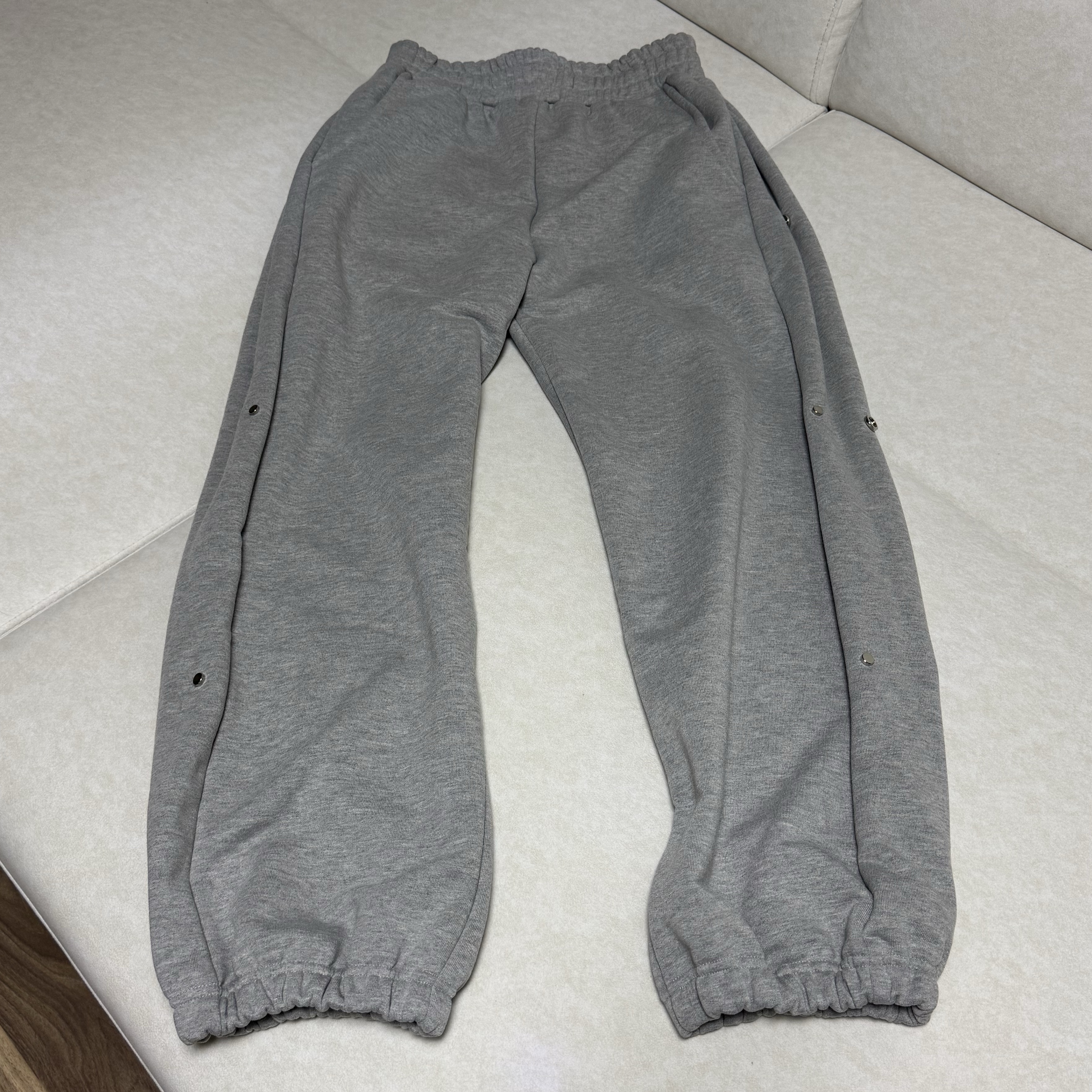 MJD Side Snap Wide C/P Heavy Sweat Pants Melange Grey 착용 스타일