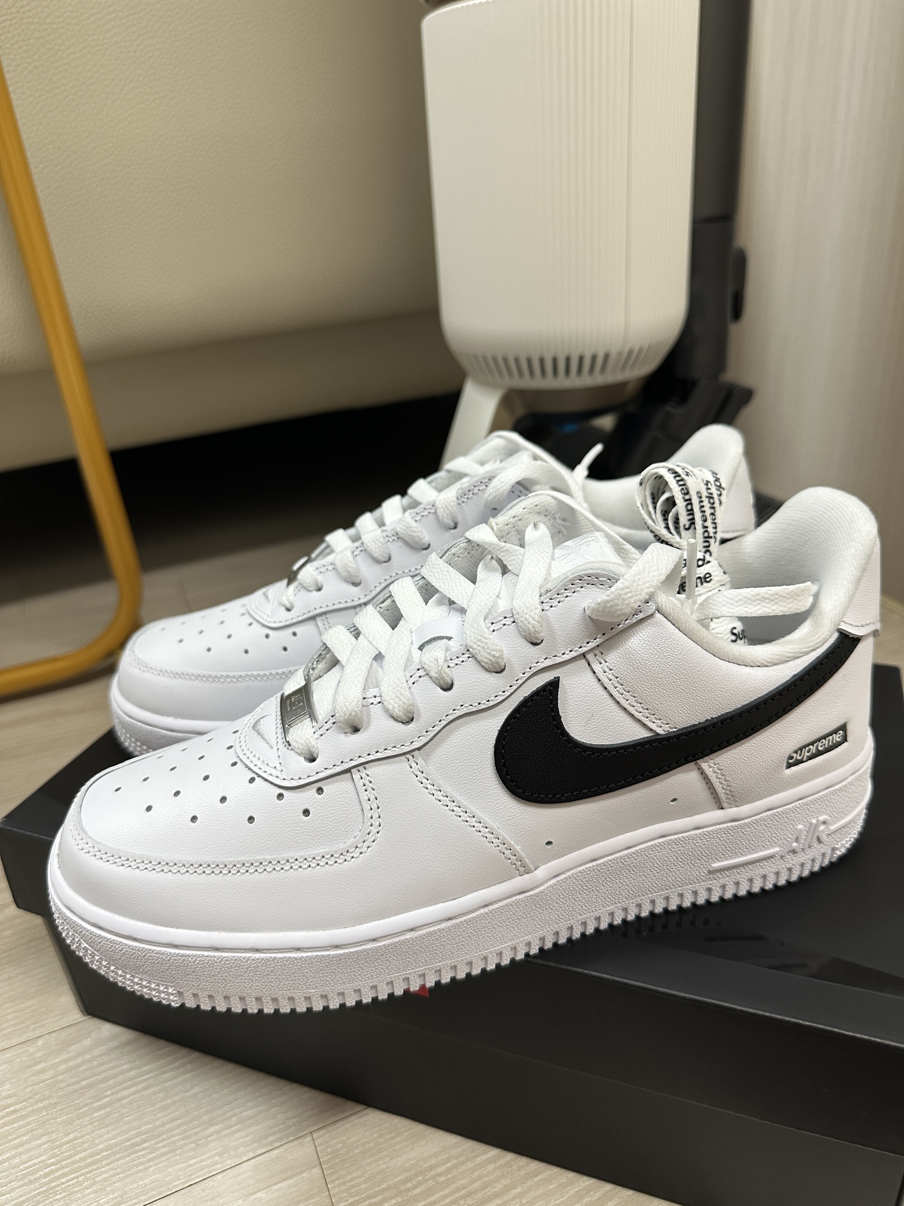 Nike x Supreme Air Force 1 Low White 착용 스타일