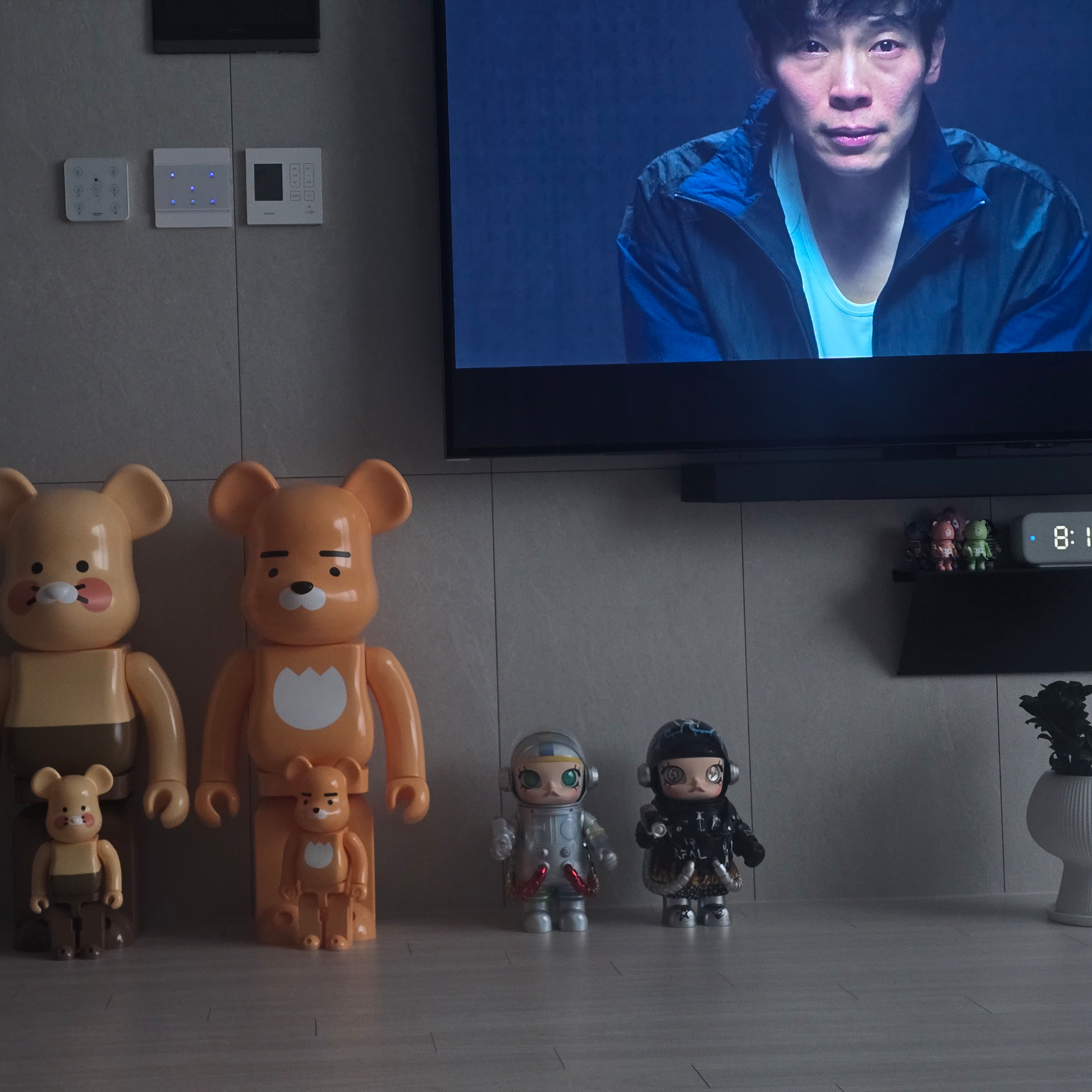 Pop Mart Mega Space Molly 400% Rainbow 2.0, Pop Mart Mega Space Molly Trevor Andrew 2.0 400% 착용 스타일