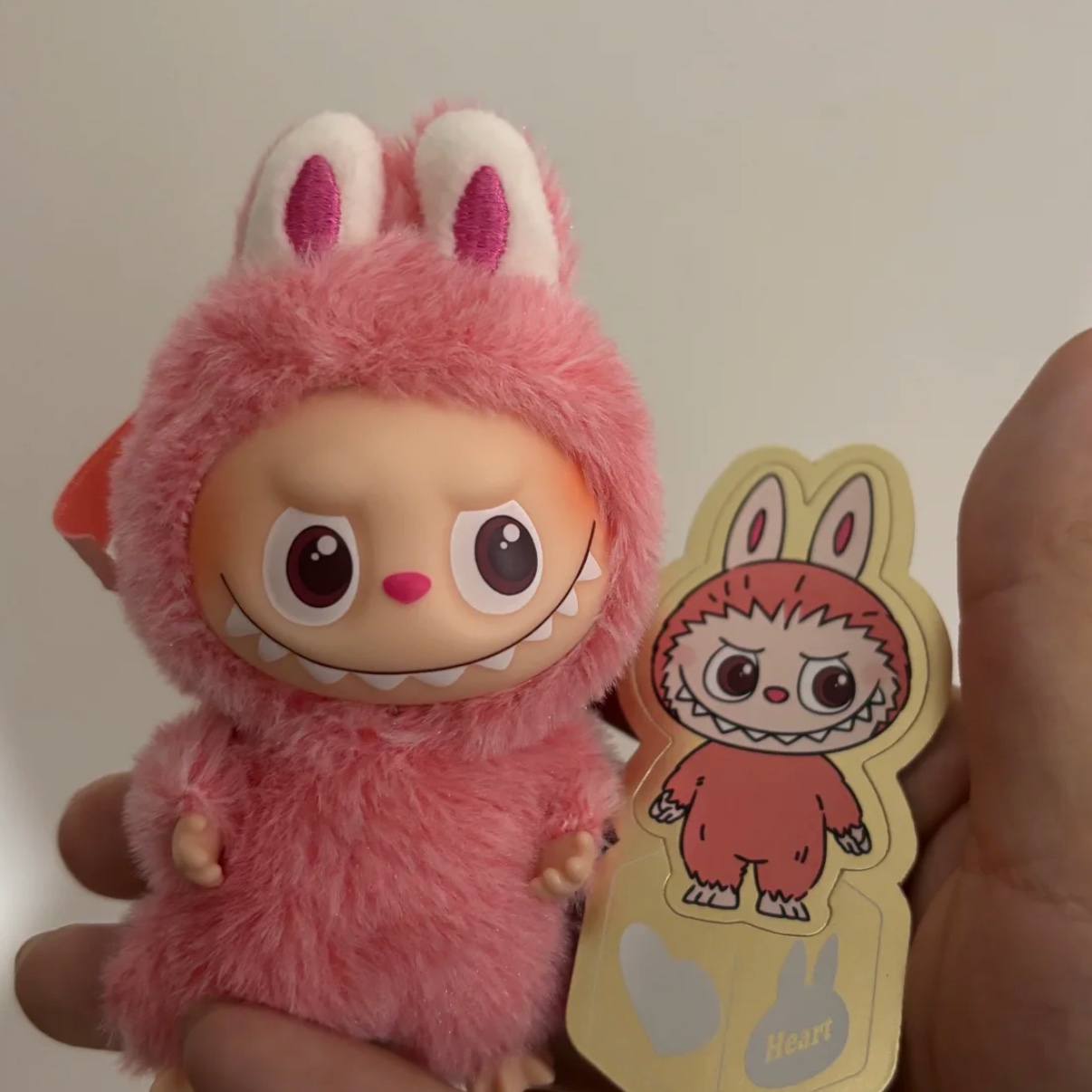 Pop Mart Labubu The Monsters Pin For Love Series Vinyl Plush Pendant (A-M) Heart (Opened Case) 착용 스타일