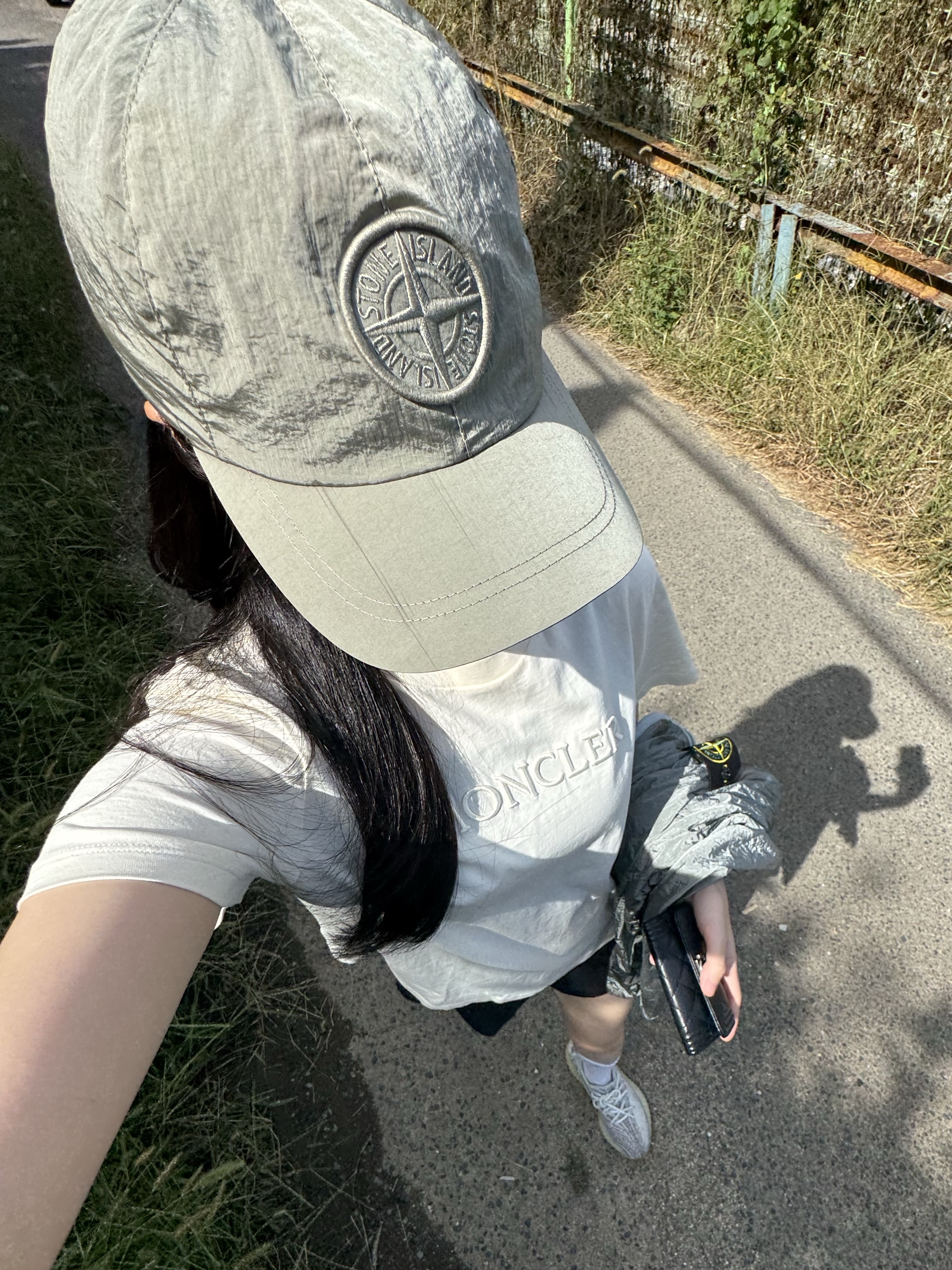 Stone Island 99576 Nylon Metal 6-Panel Cap Ecru - 24SS, (W) Moncler Embroidered Tonal Logo Cotton T-Shirt White Ivory - 25SS 착용 스타일