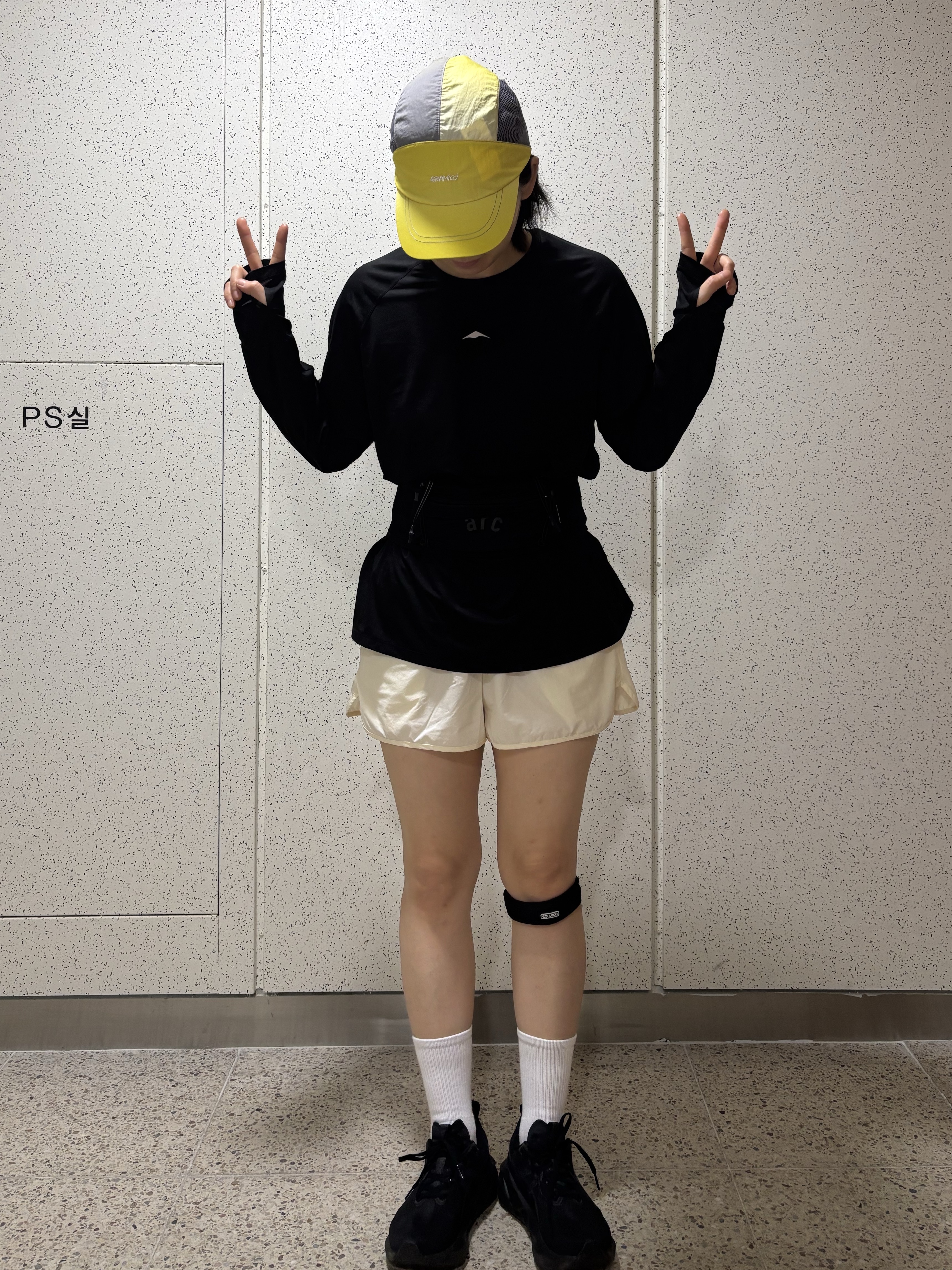[KREAM 단독] runwhither 3inch Shorts Cream, (W) Asics Novablast 5 Black Carrier Grey 착용 스타일 - 1