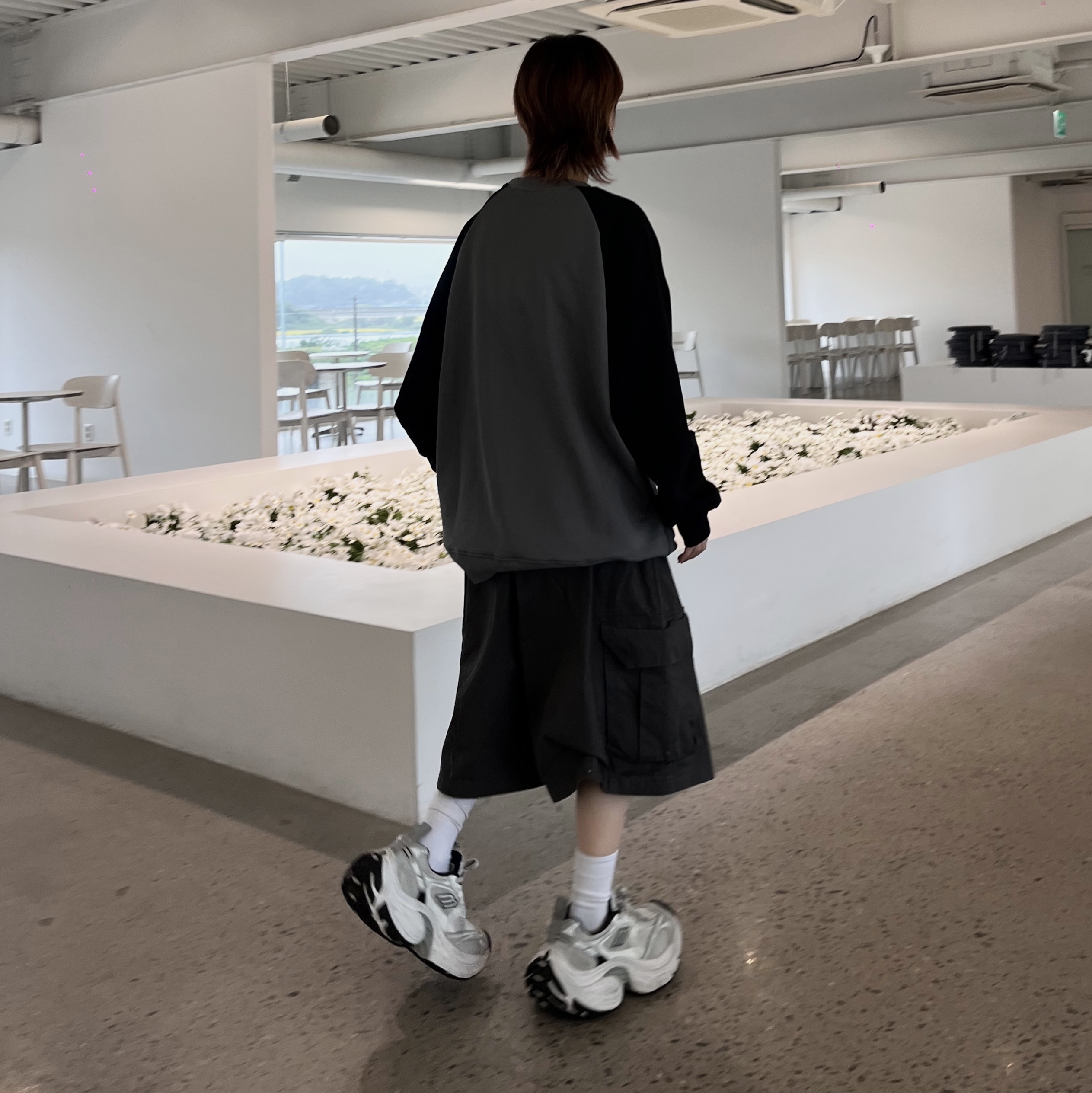 Balenciaga 10XL Sneakers White Grey Silver Black 착용 스타일 - 2