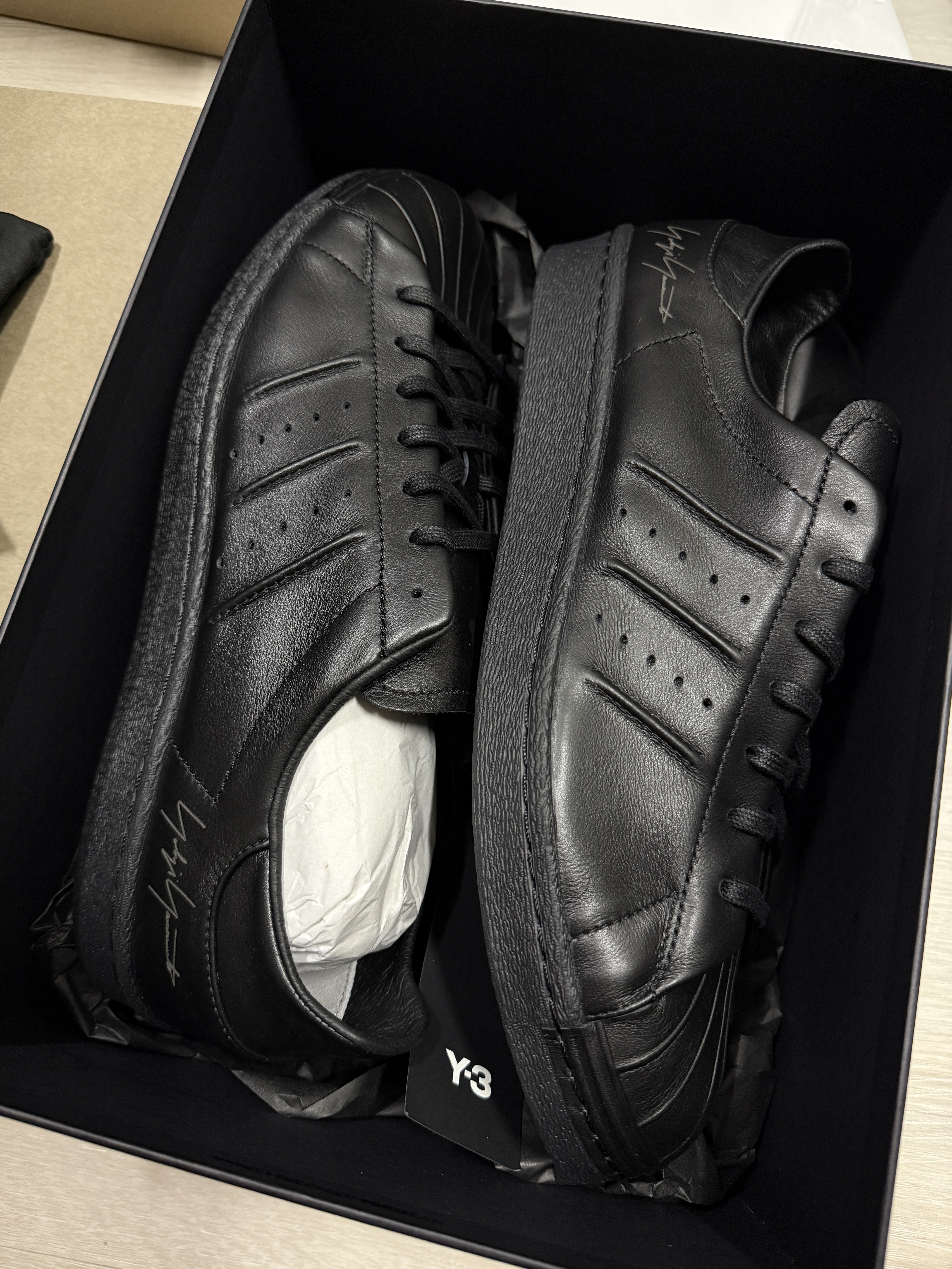 Y-3 Superstar Triple Black 착용 스타일 - 1
