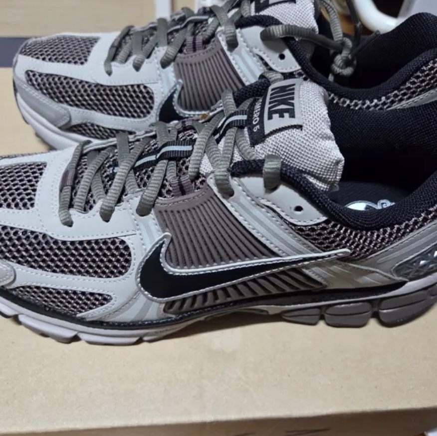 Nike Zoom Vomero 5 Metallic Silver Black 착용 스타일