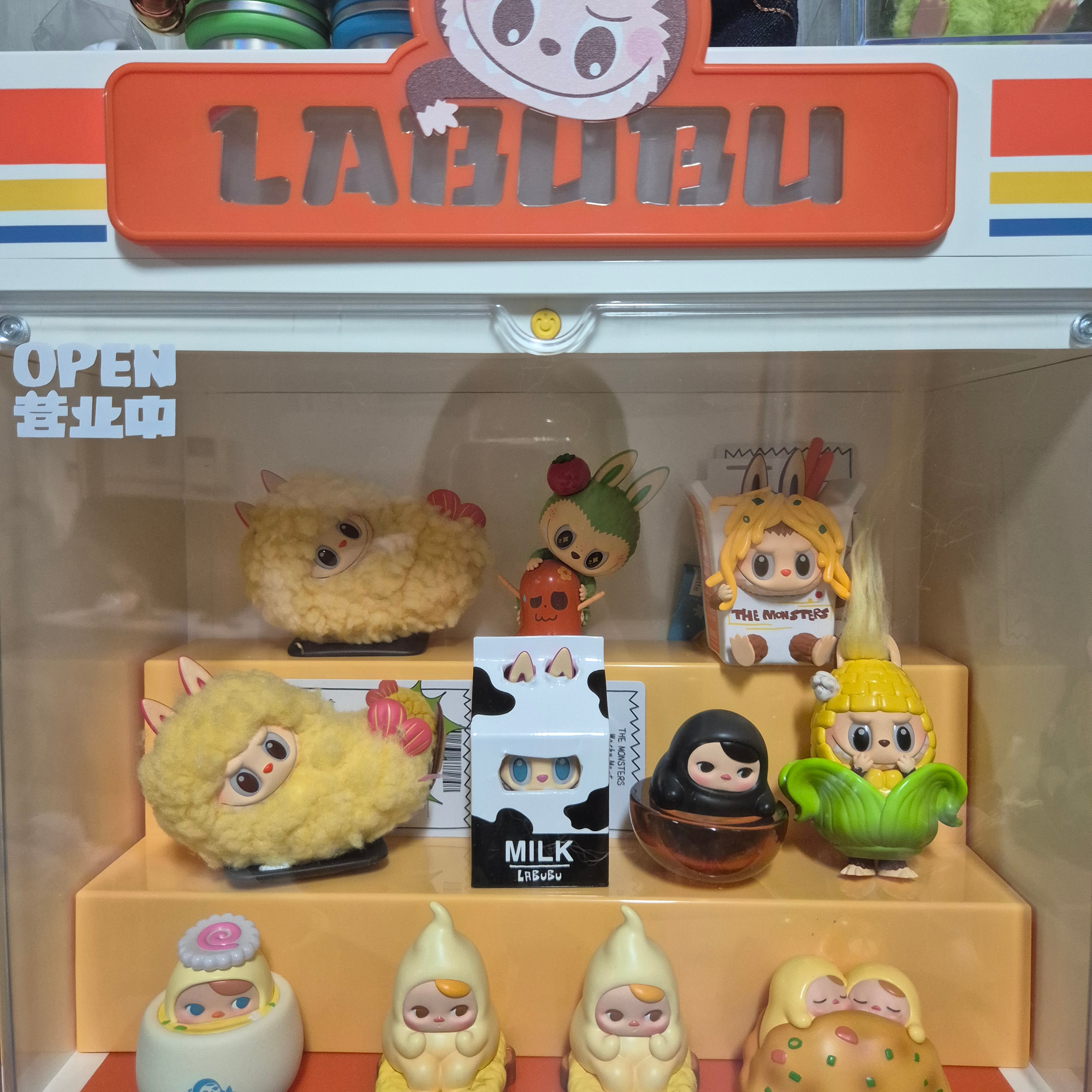 Pop Mart Labubu The Monsters Wacky Mart Series Display Container 착용 스타일