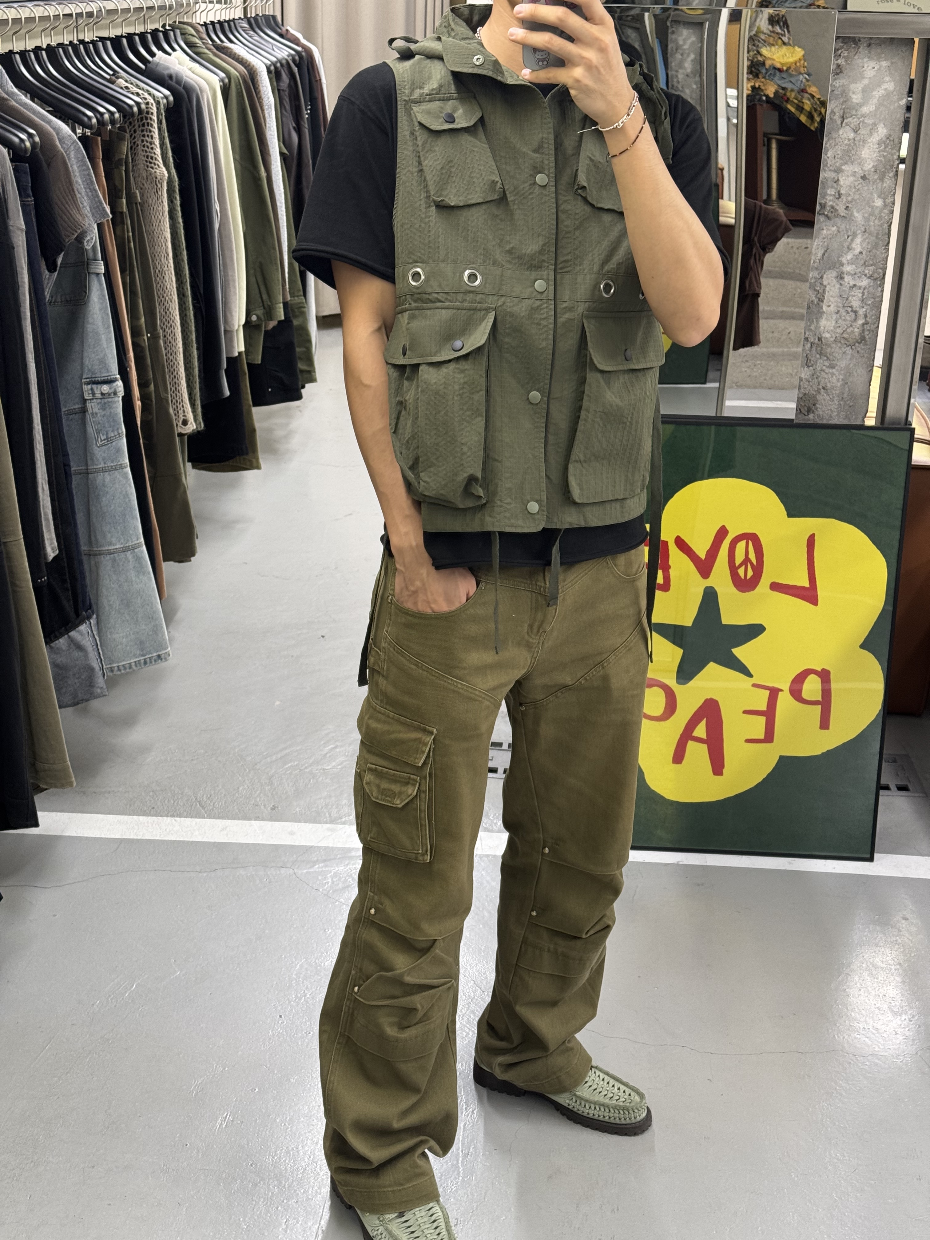 Vacant Archive Men Brook Cargo Hoodie Vest Brown, Vacant Archive Men Brook Cargo Hoodie Vest Khaki 착용 스타일