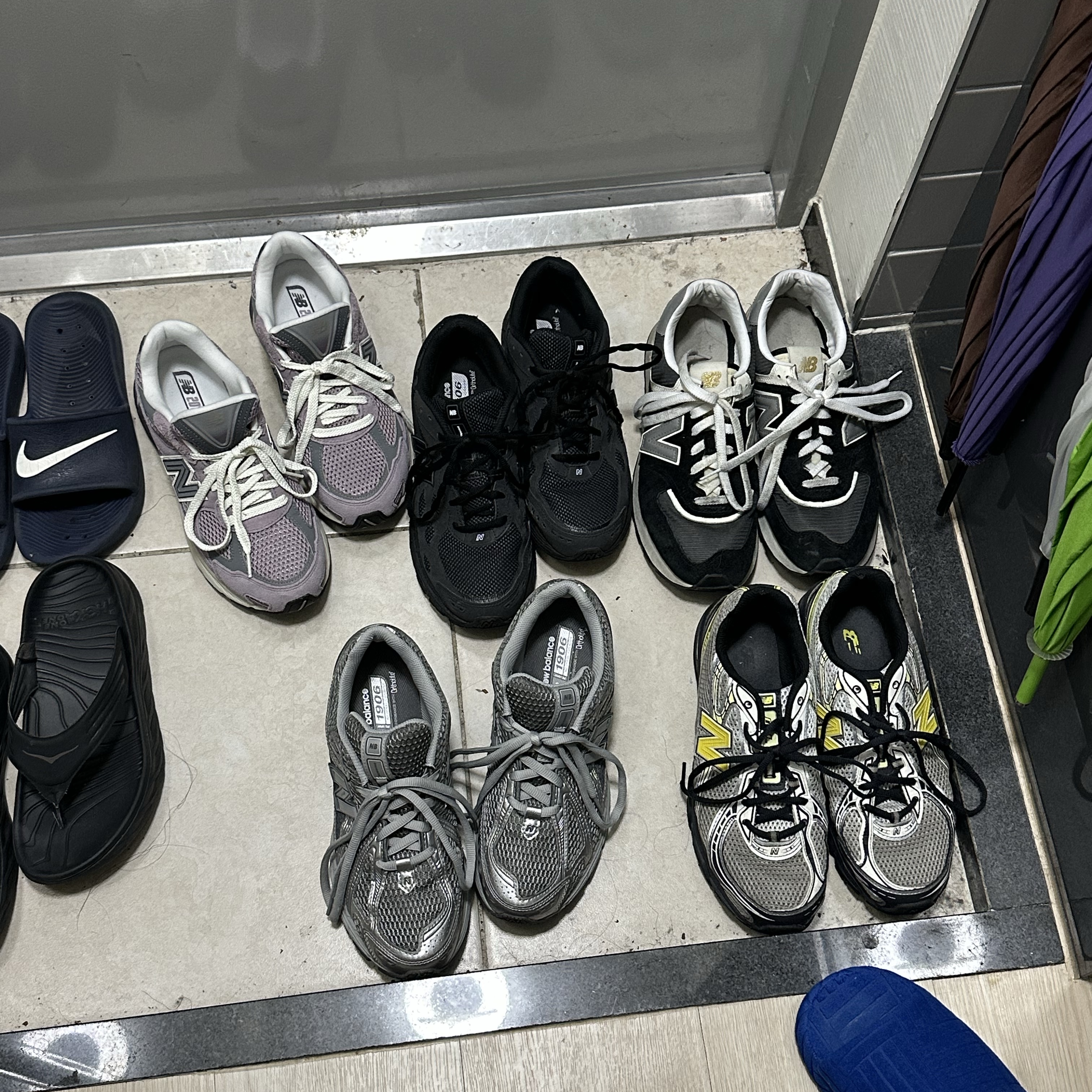 (W) Jordan 1 Mid White Hyper Royal, Jordan 1 Retro High OG Court Purple 2020 착용 스타일 - 3