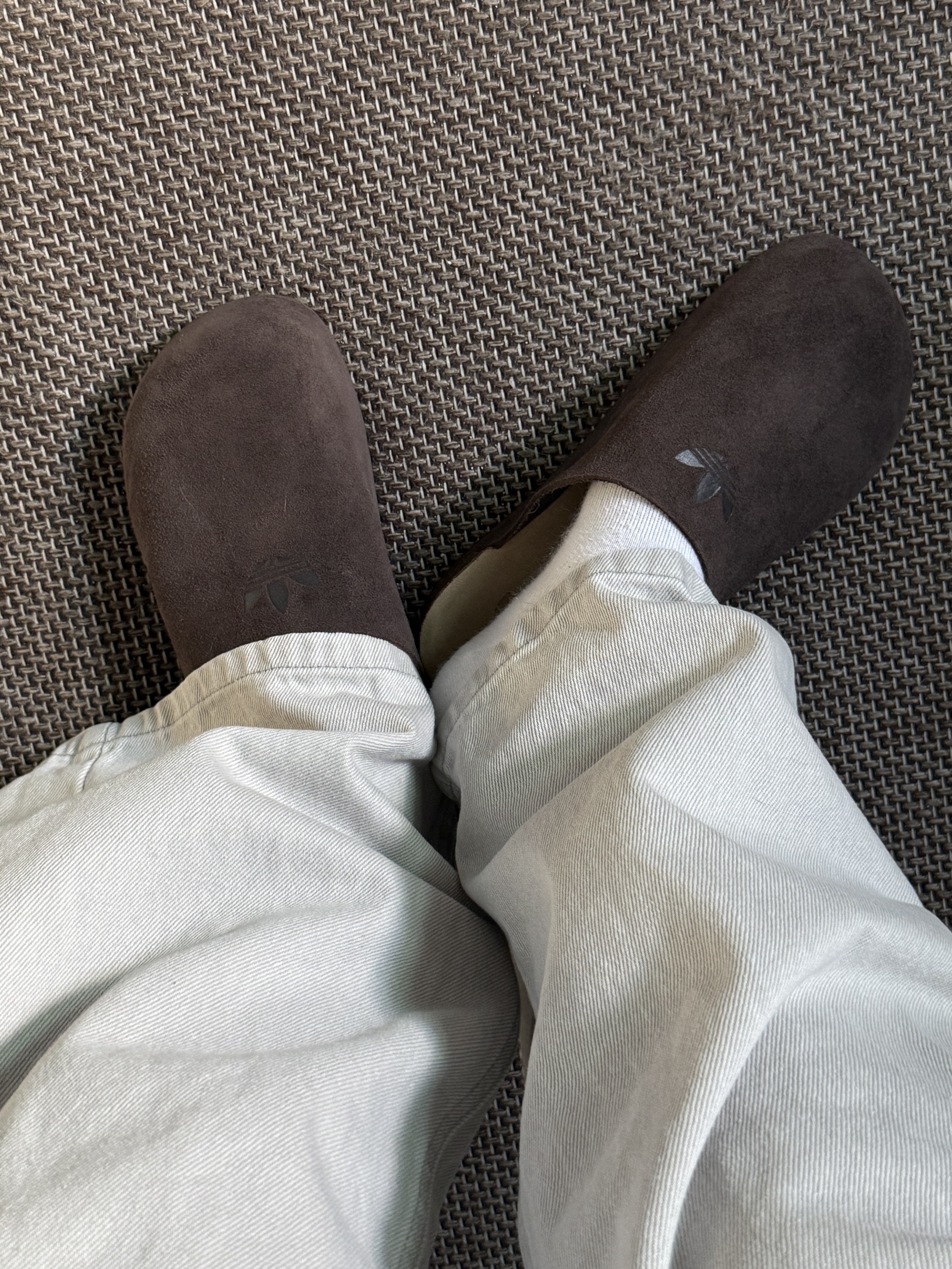 Adidas Adimule Slides Dark Brown Dark Brown Gum 착용 스타일