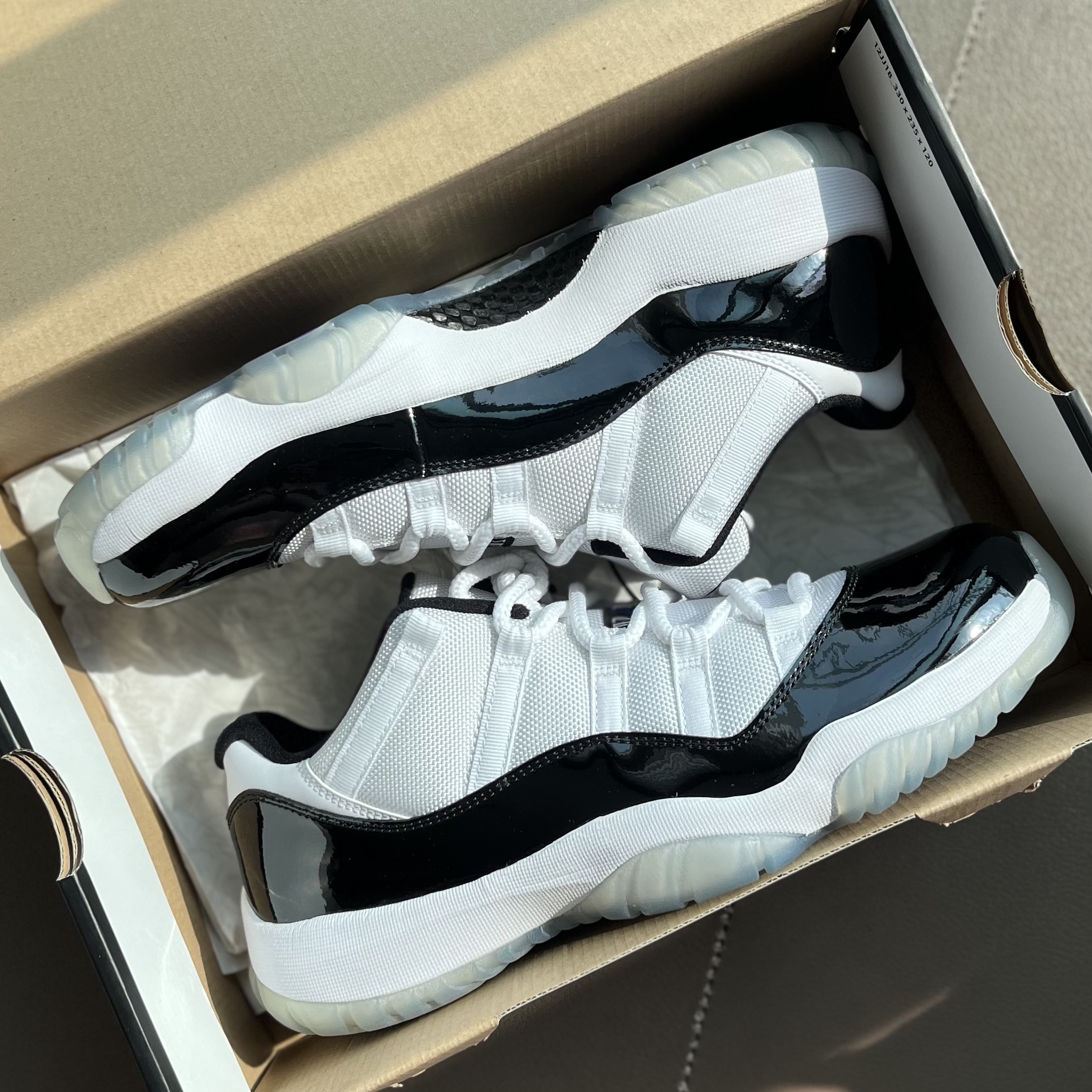 Jordan 11 Retro Low Concord 착용 스타일 - 1