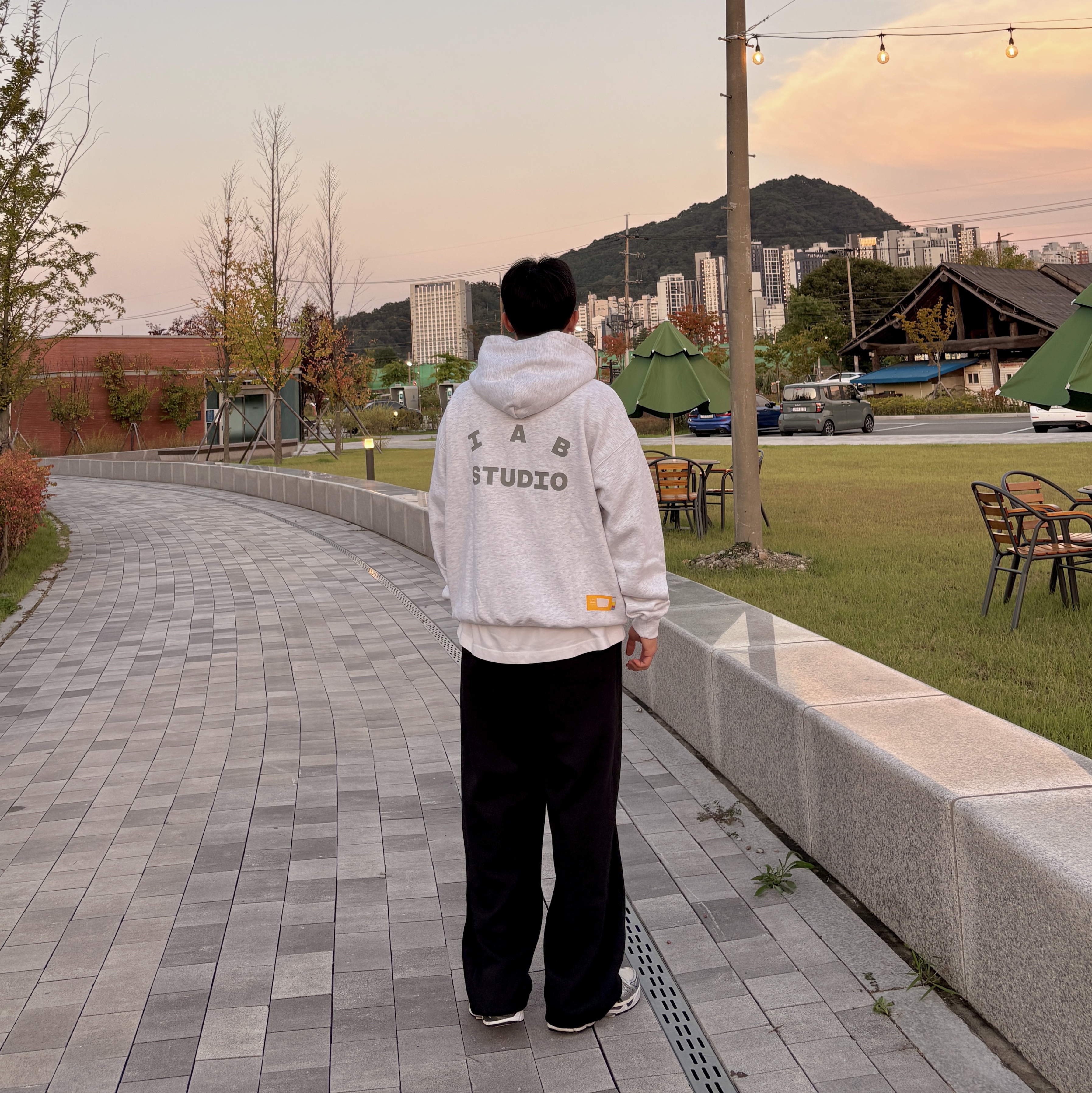 Gentle Monster Hovo 01 Black, IAB Studio Hoodie Light Gray 착용 스타일 - 6
