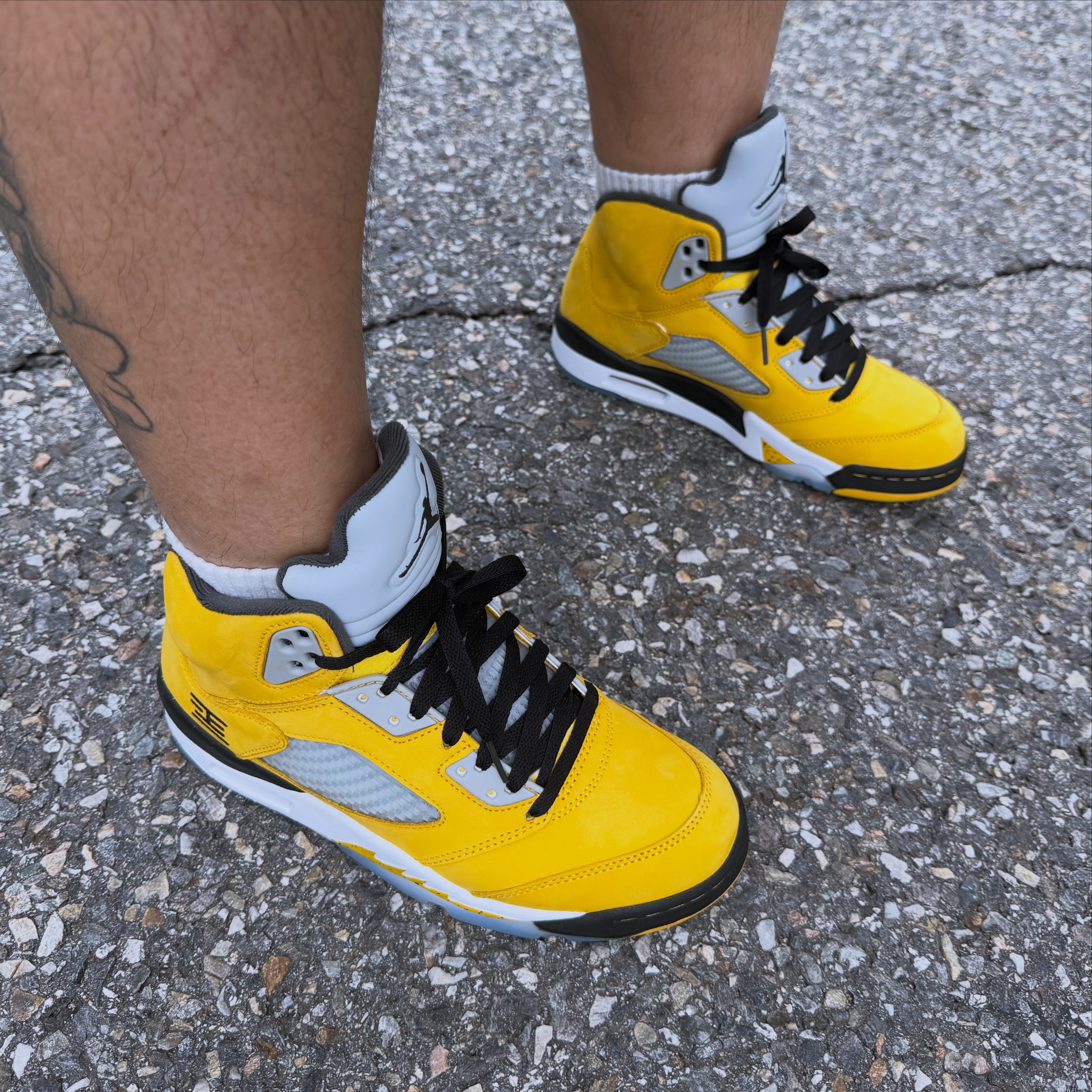 Jordan 5 Retro Varsity Maize and Wolf Grey 착용 스타일