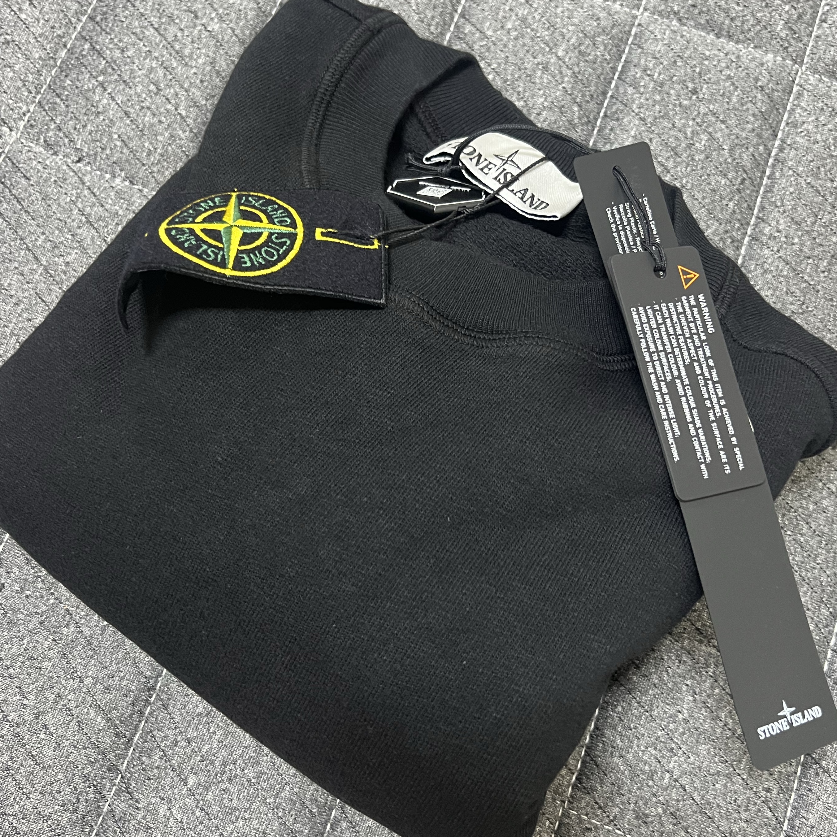 Stone Island 6100020 Malfile Fleece Old Effect Crewneck Sweatshirt with Slub Effect Black - 25SS 착용 스타일